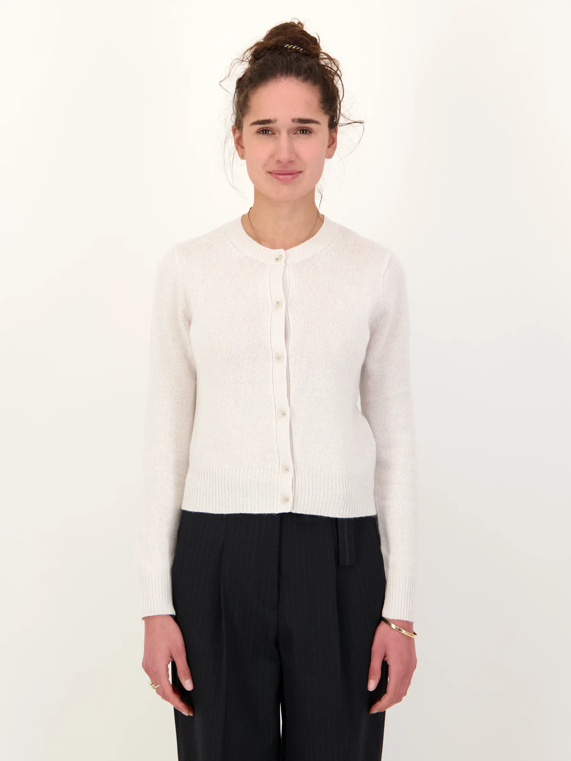 Strickjacke aus Kaschmir - Artikel Vorderseite getragen von einem Modell - Farbe: Grau