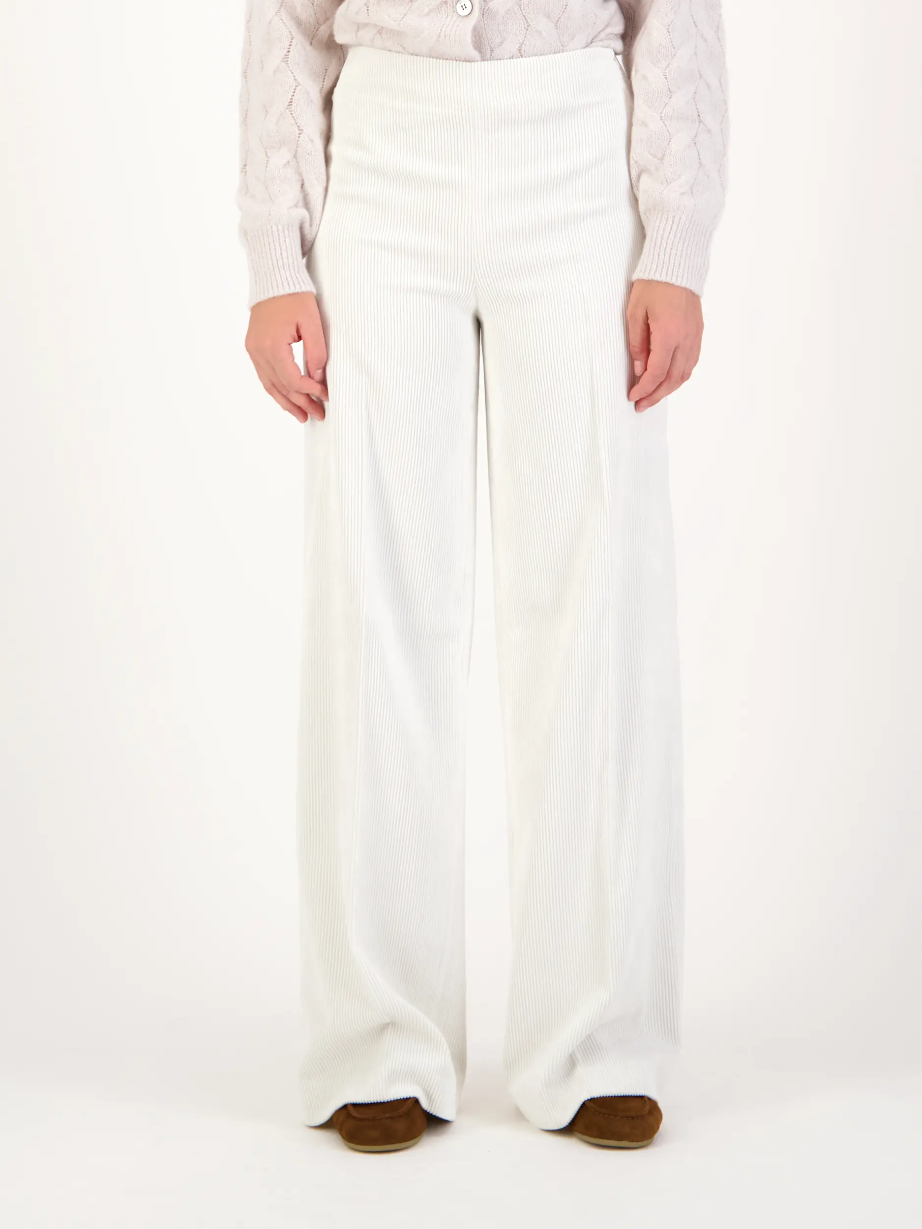 Cordhose 'Before' - Artikel Vorderseite getragen von einem Modell - Farbe: Creme