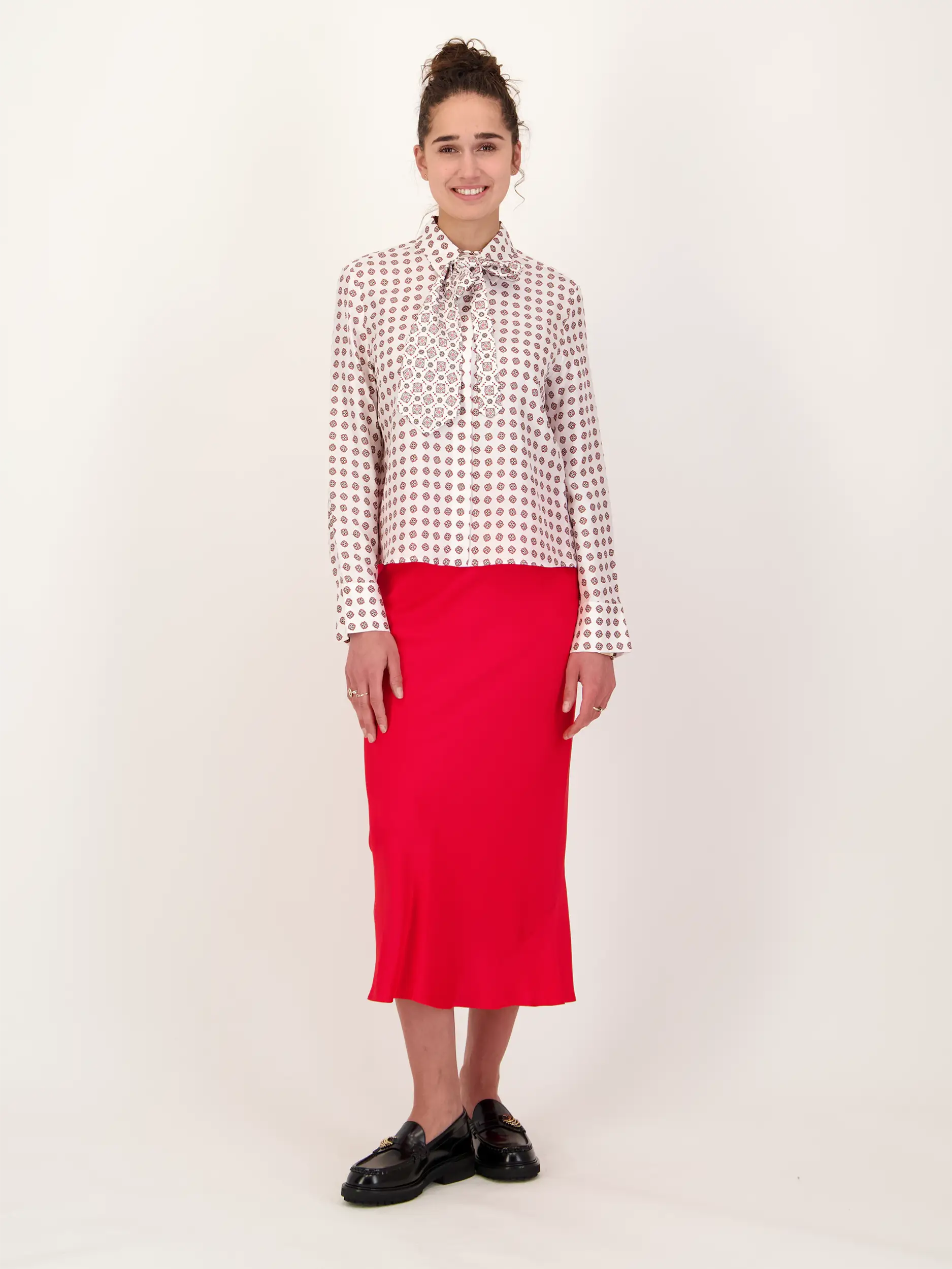 Gemusterte Schluppennbluse 'Graphic Dreams' aus Seide langarm - Artikel Teil eines Outfits getragen von einem Modell - Farbe: Weiß