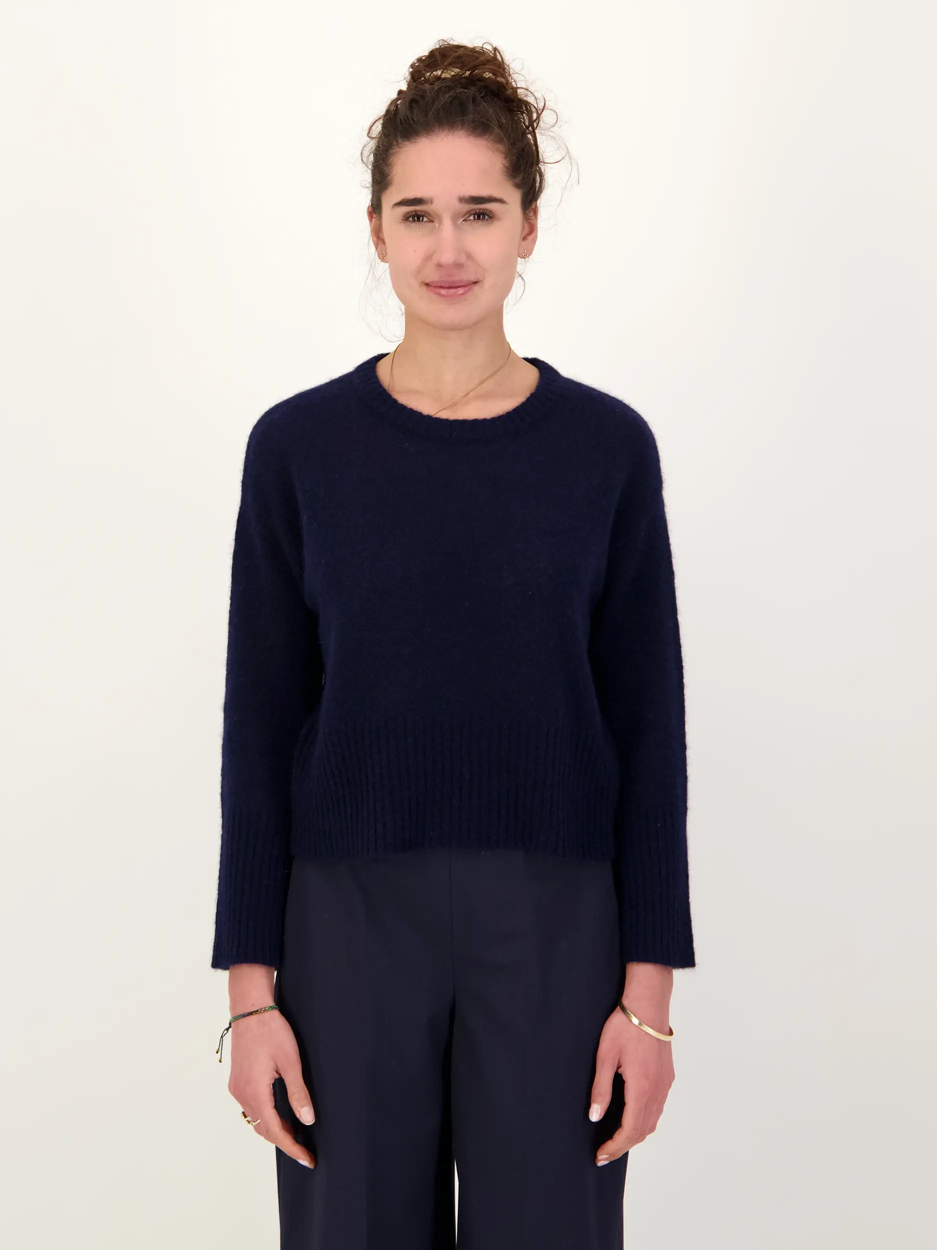 Pullover 'Kashi' aus Kaschmir Seide Mix - Artikel Vorderseite getragen von einem Modell - Farbe: Blau