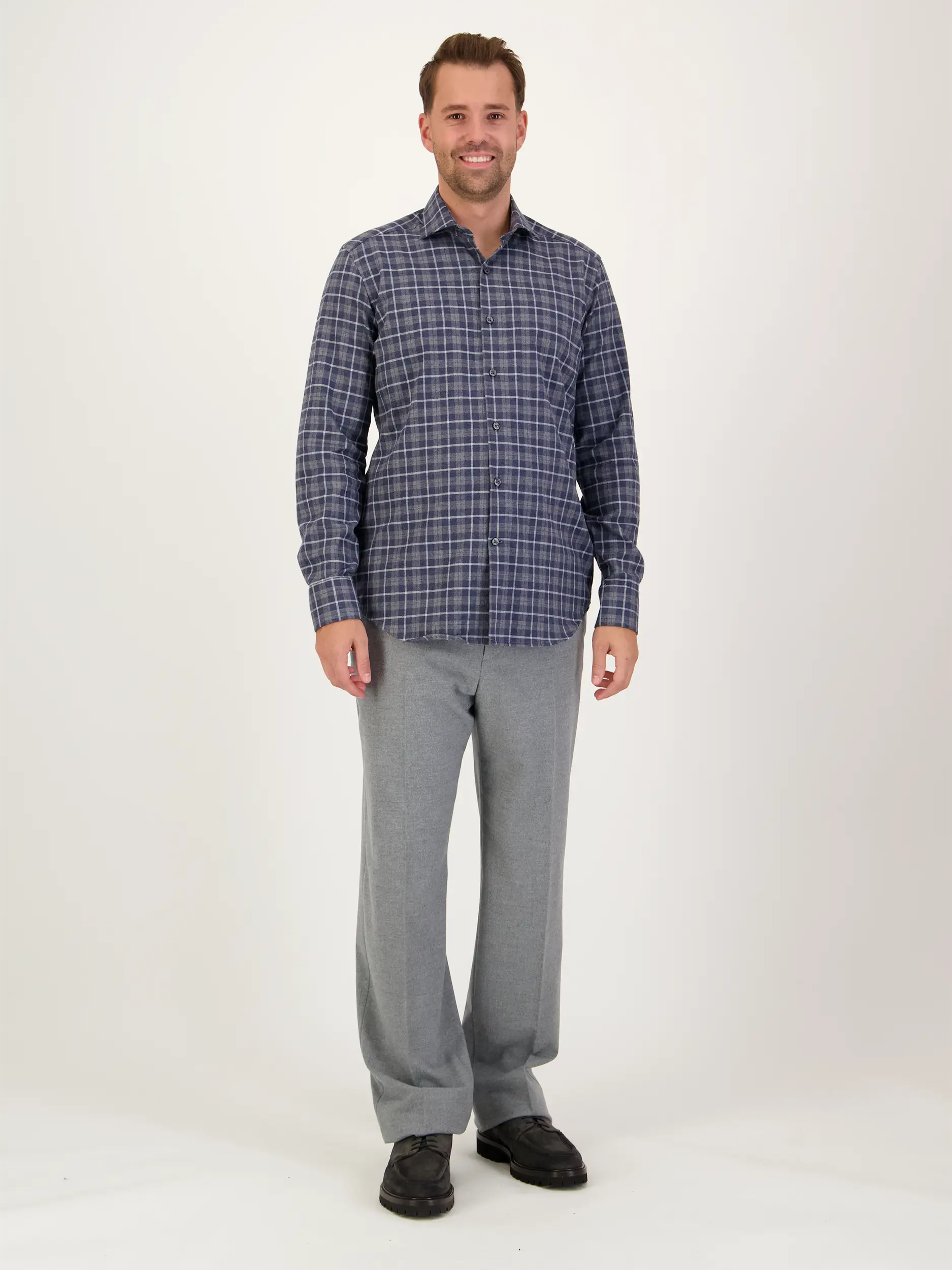 Kariertes Flanellhemd mit Haifischkragen langarm - Artikel Teil eines Outfits getragen von einem Modell - Farbe: Grau