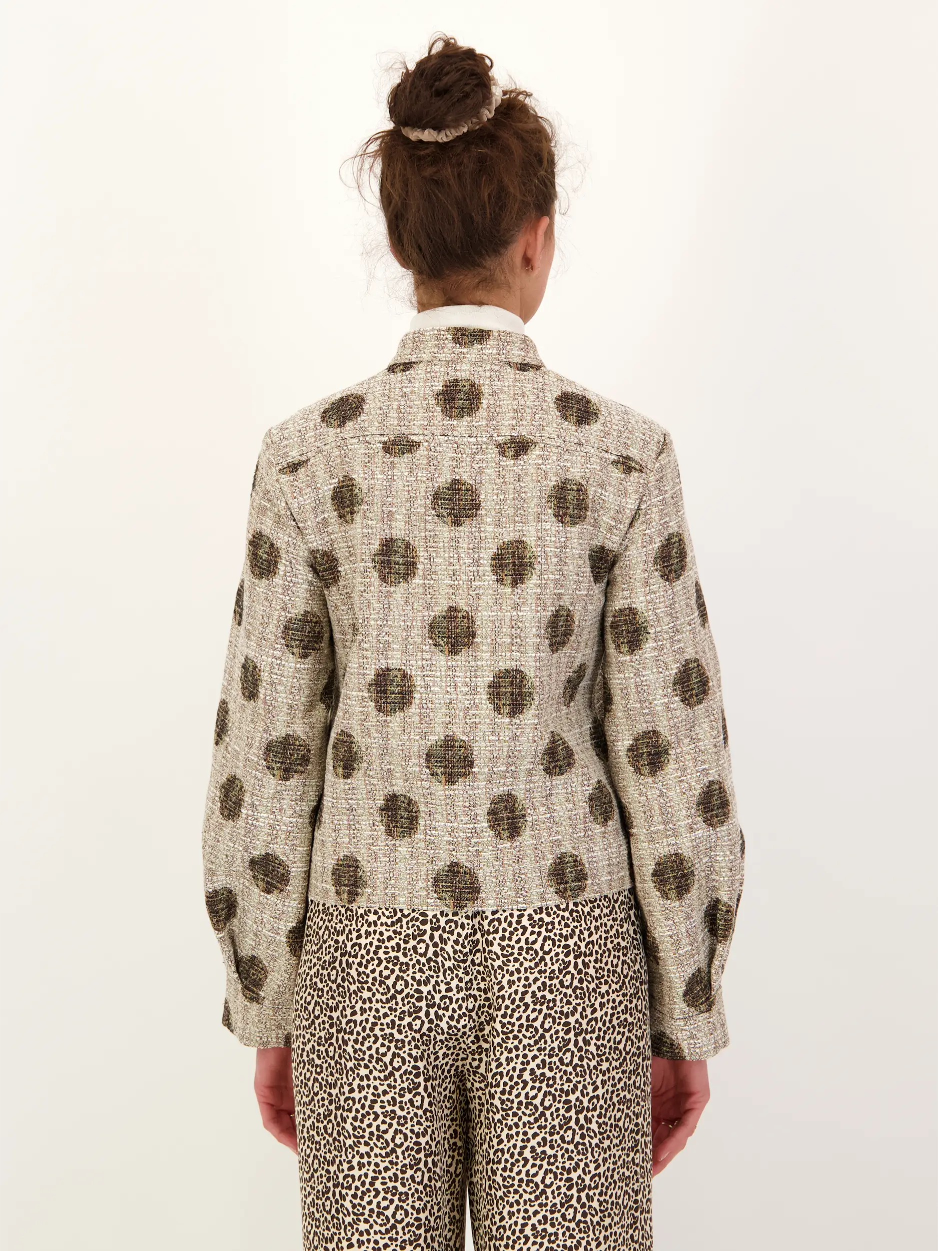 Gepunktete Jacke - Artikel Rückseite getragen von einem Modell - Farbe: Braun