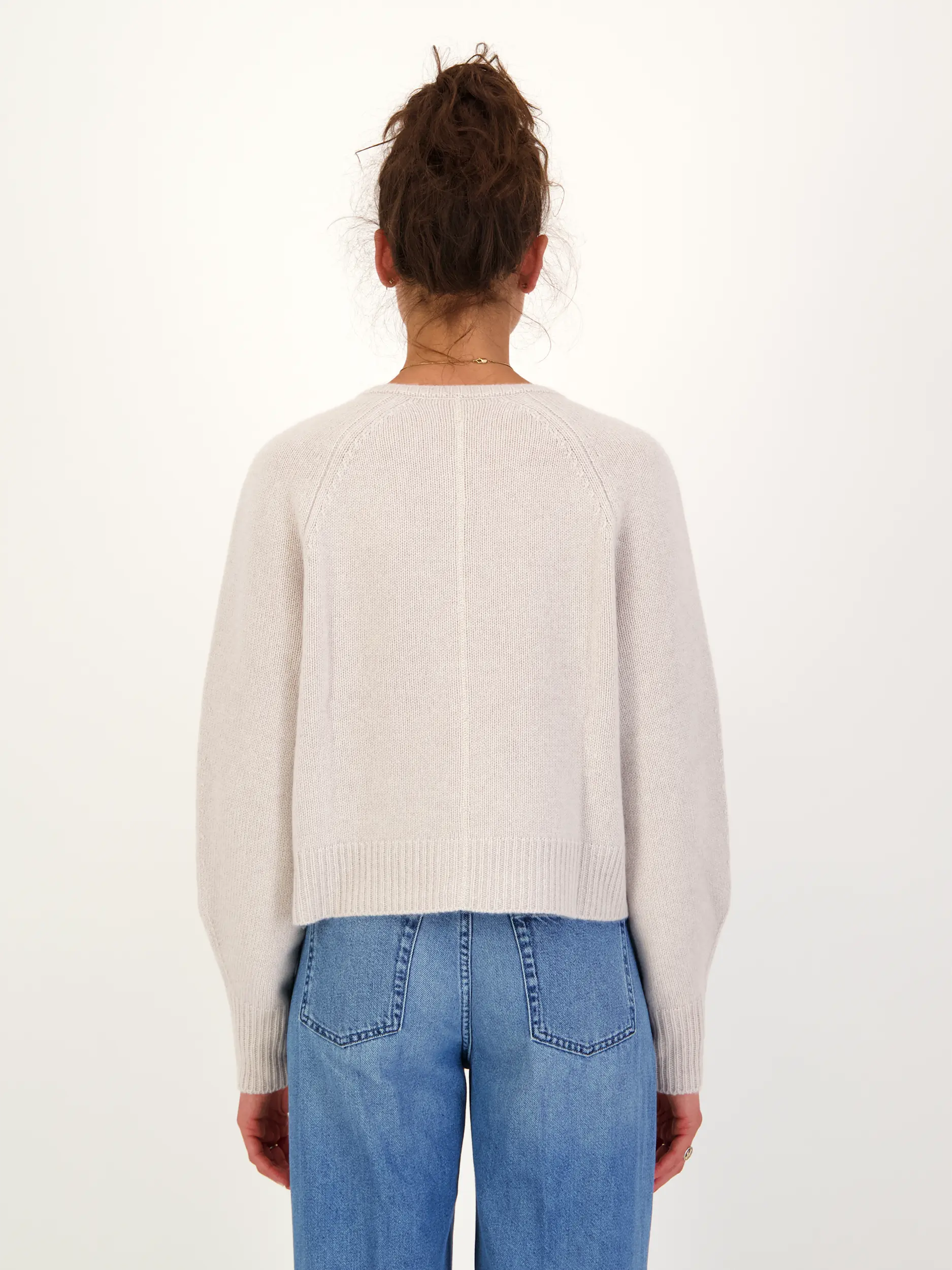 Strickjacke aus Kaschmir langarm - Artikel Rückseite getragen von einem Modell - Farbe: Beige