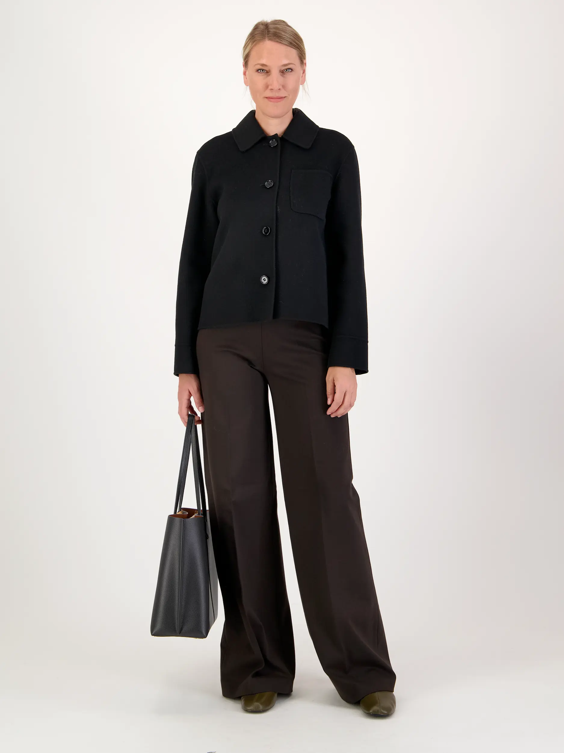 Bundfaltenhose 'Before' - Artikel Teil eines Outfits getragen von einem Modell - Farbe: Braun