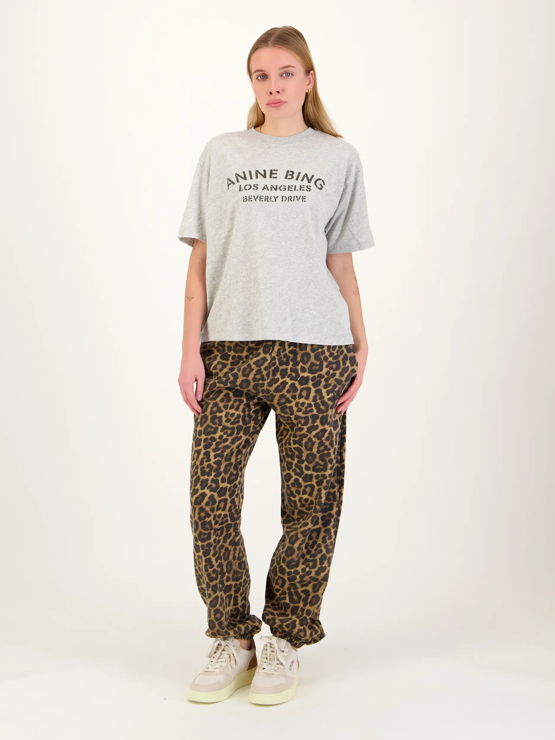 T-Shirt mit Logo-Print - Artikel Teil eines Outfits getragen von einem Modell - Farbe: Grau T-Shirt mit Logo-Print - Artikel Teil eines Outfits getragen von einem Modell - Farbe: Grau