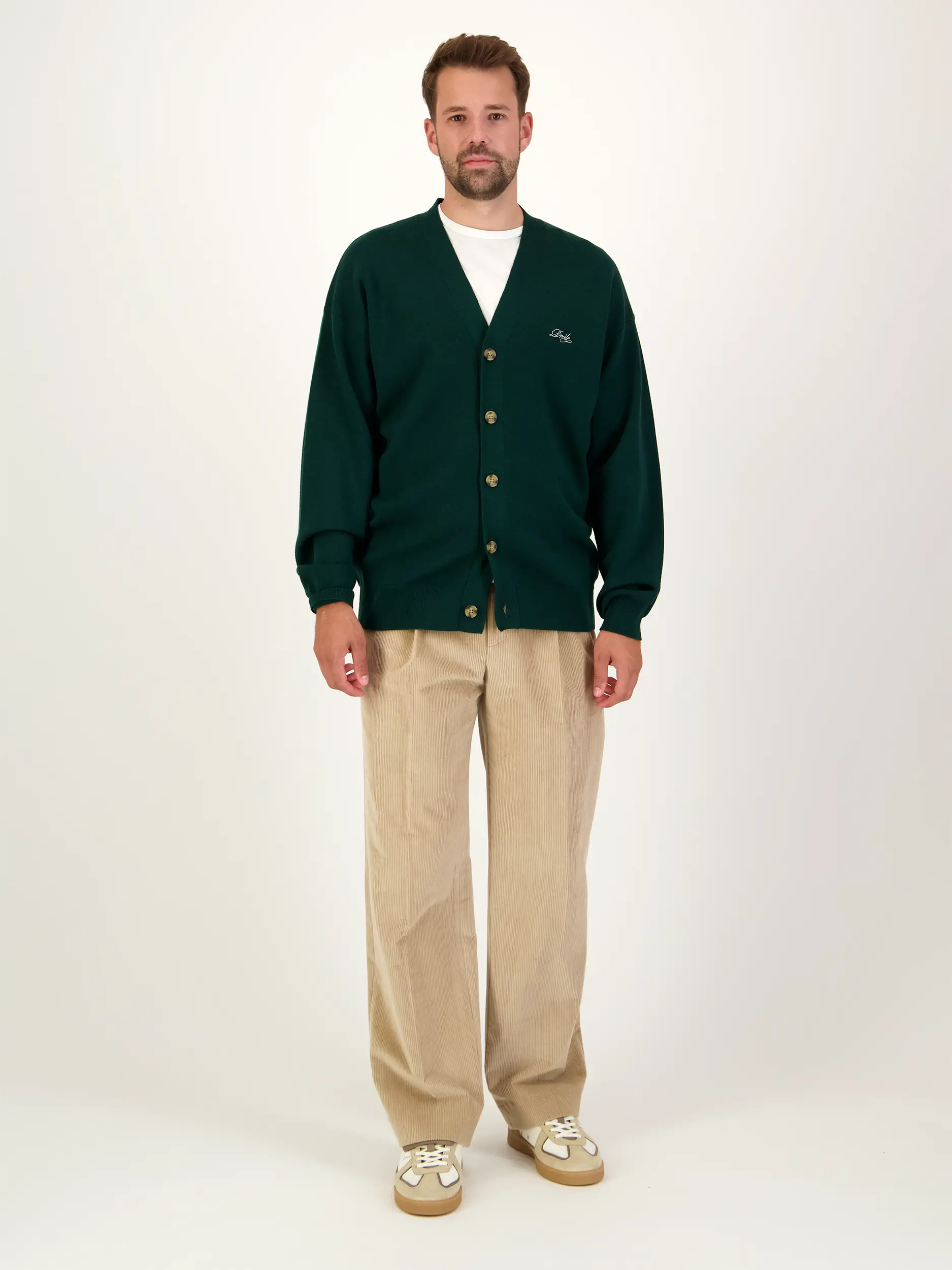 Strickjacke 'Le Cardigan Dròle' aus Wolle - Artikel Teil eines Outfits getragen von einem Modell