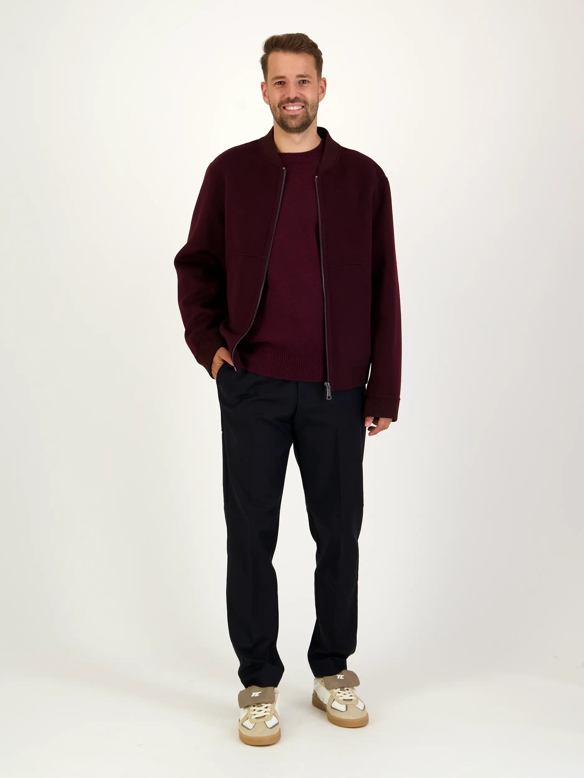 Pullover aus Kaschmir-Woll-Mix langarm - Artikel Teil eines Outfits getragen von einem Modell - Farbe: Violett