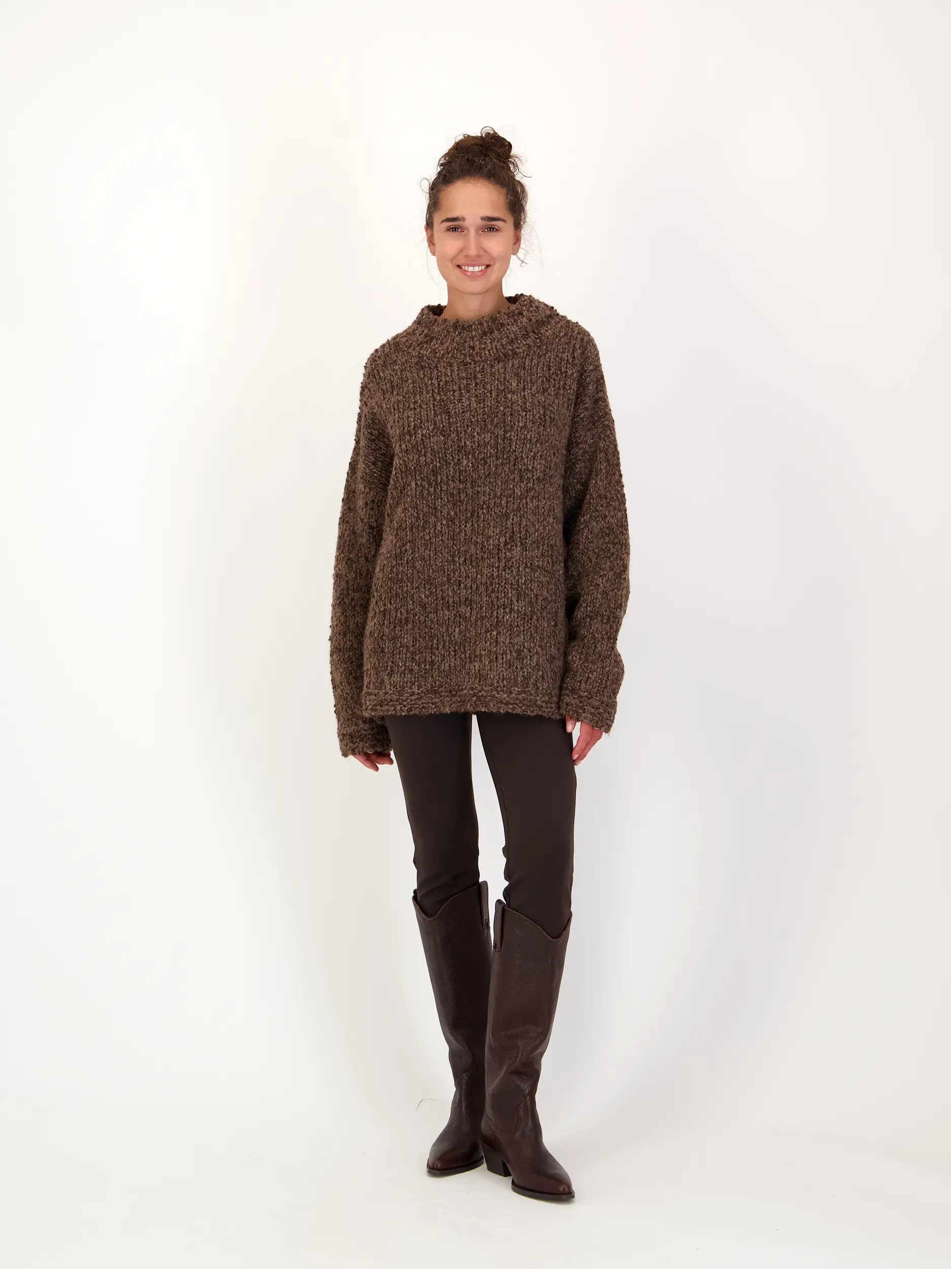Pullover 'Granny' langarm - Artikel Teil eines Outfits getragen von einem Modell - Farbe: Braun