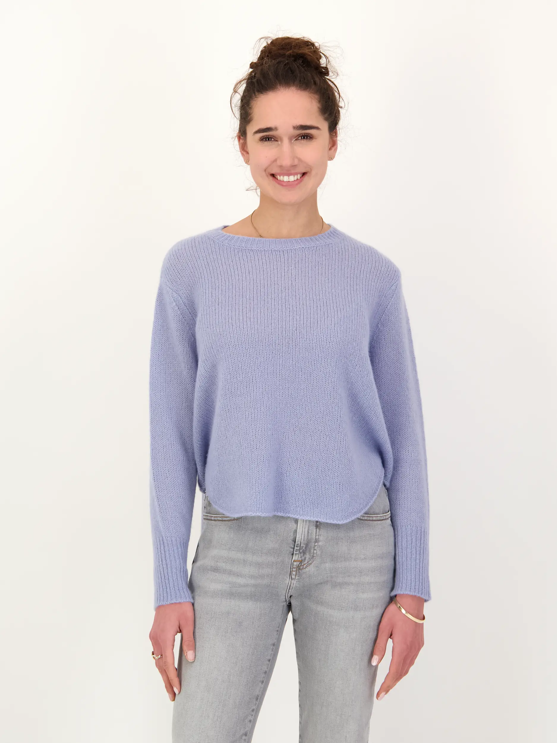 Pullover 'Maicon' aus Kaschmir Seide Mix - Artikel Vorderseite getragen von einem Modell - Farbe: Blau