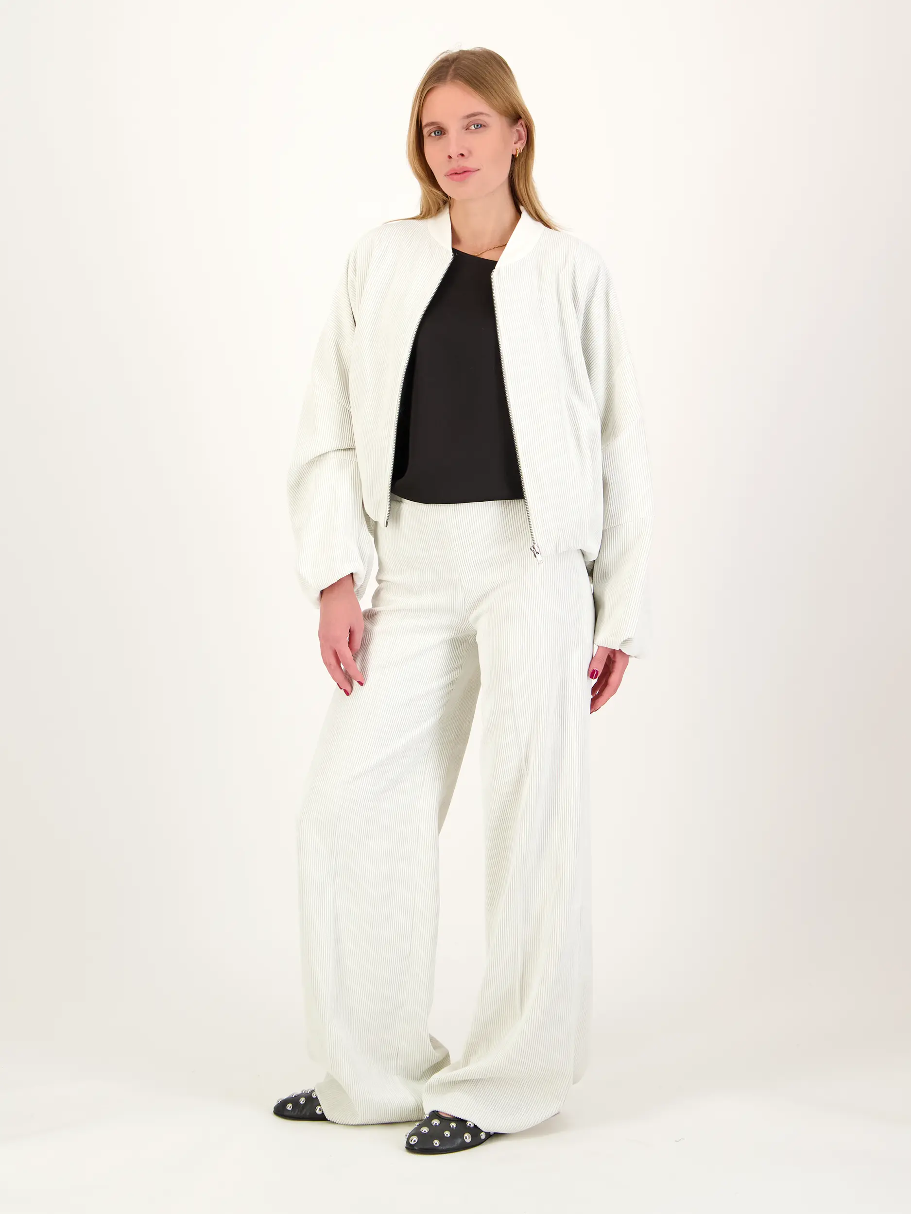 Cordjacke 'Braddan'  - Artikel Teil eines Outfits getragen von einem Modell - Farbe: Creme