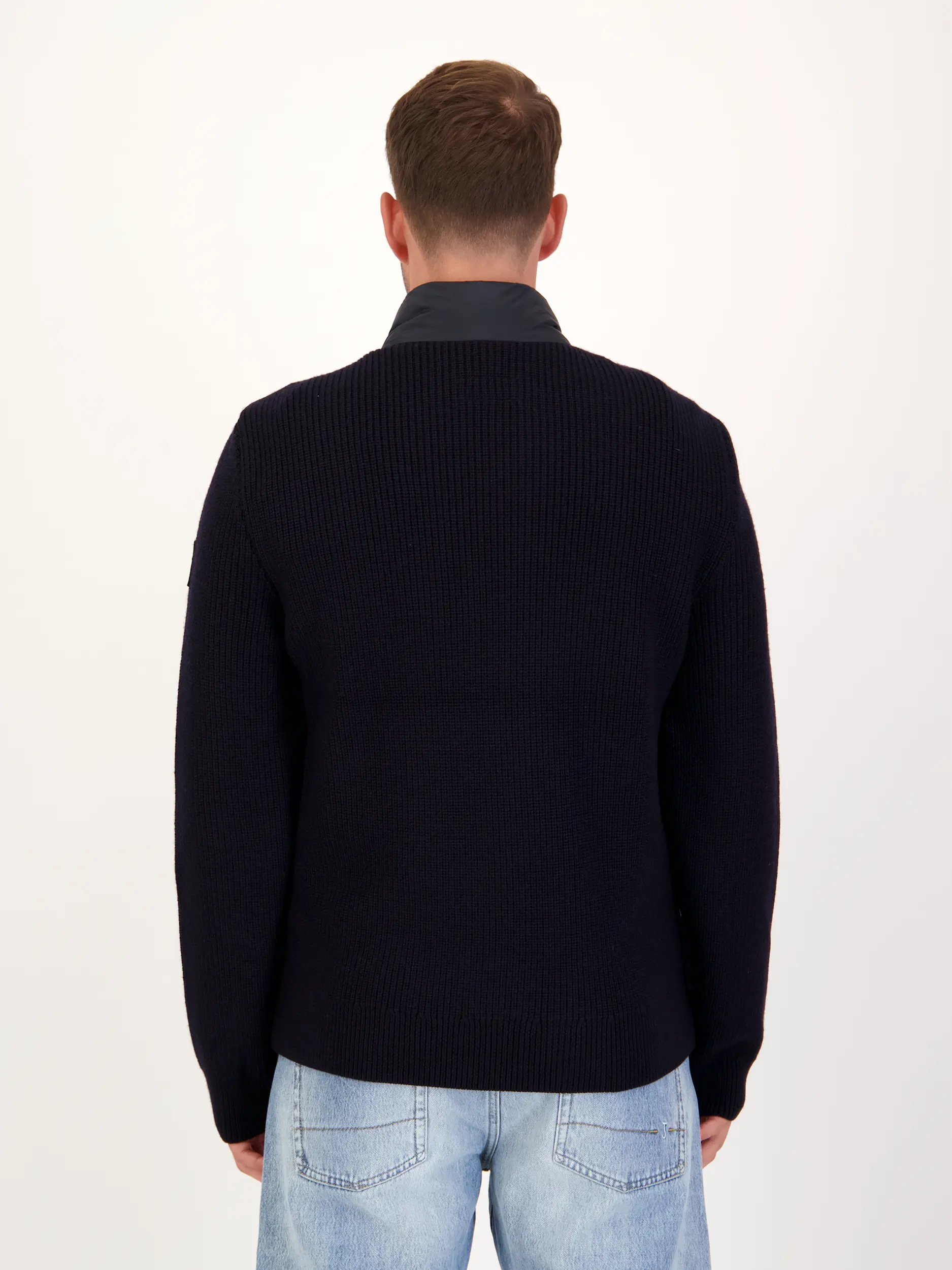 Strickjacke 'Circuiteercardigan' Steppfront - Artikel Rückseite getragen von einem Modell - Farbe: Blau
