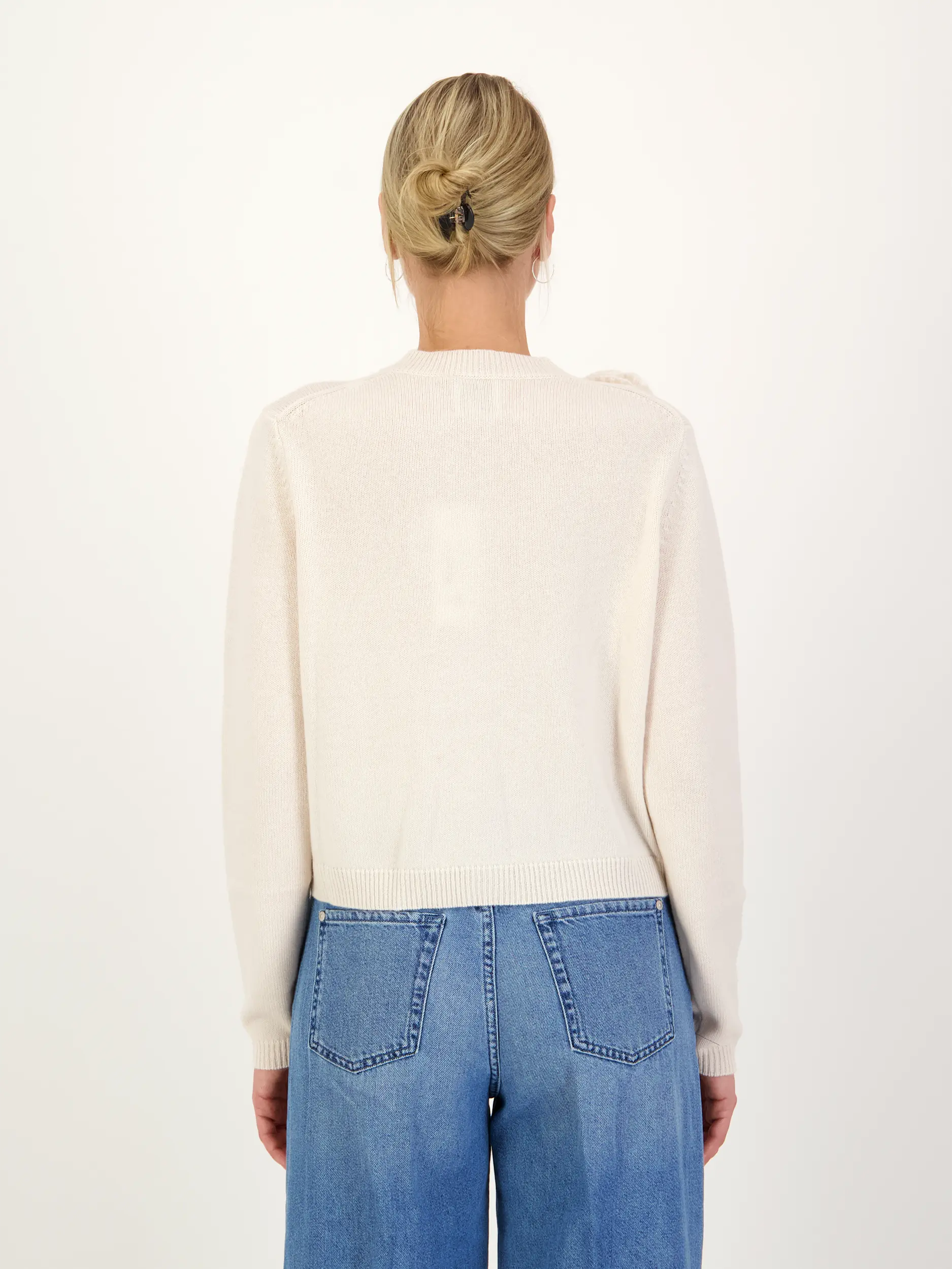 Strickjacke aus Wolle - Artikel Rückseite getragen von einem Modell - Farbe: Creme