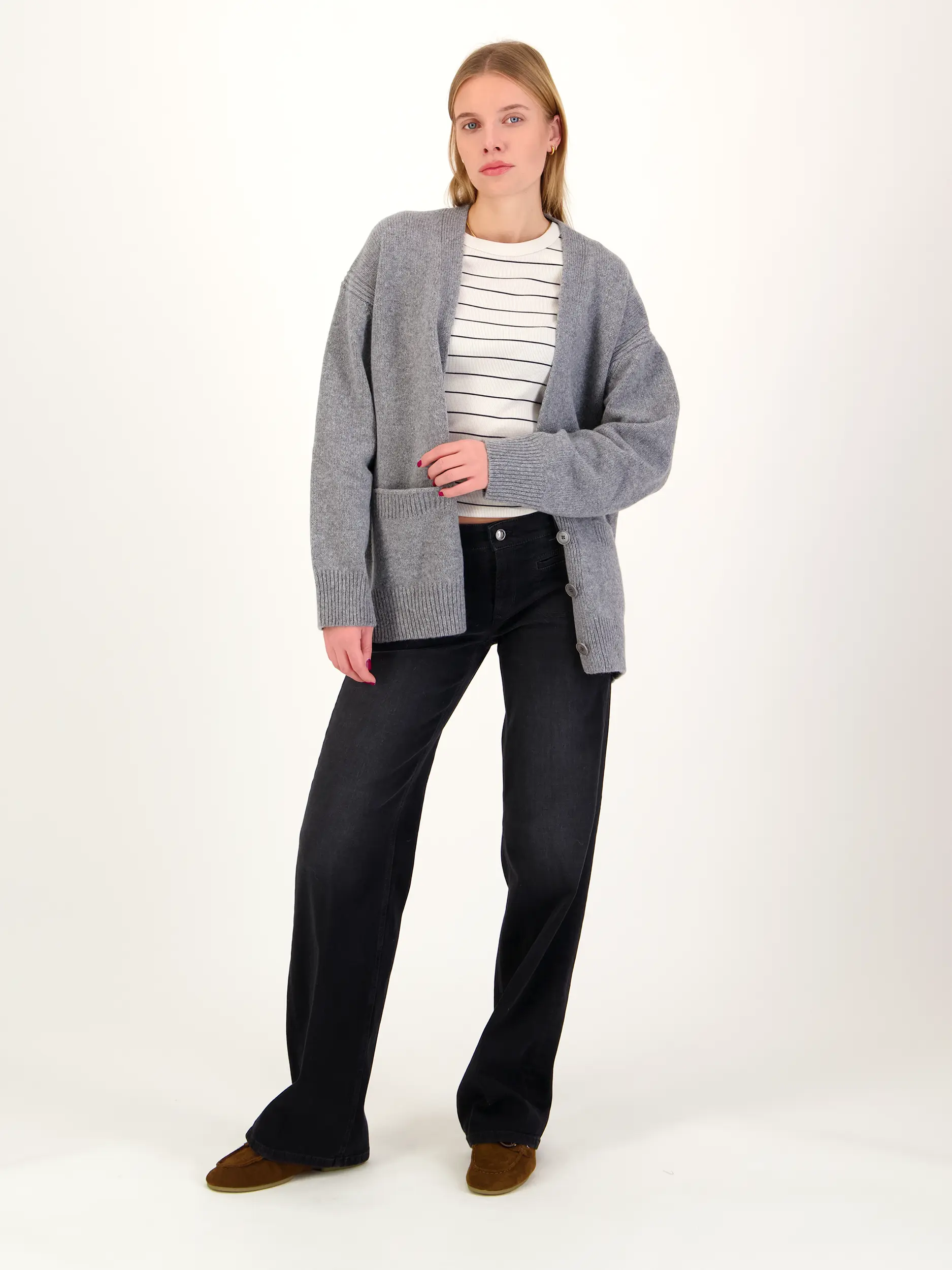 Strickjacke 'Jaydeni' - Artikel Teil eines Outfits getragen von einem Modell - Farbe: Grau
