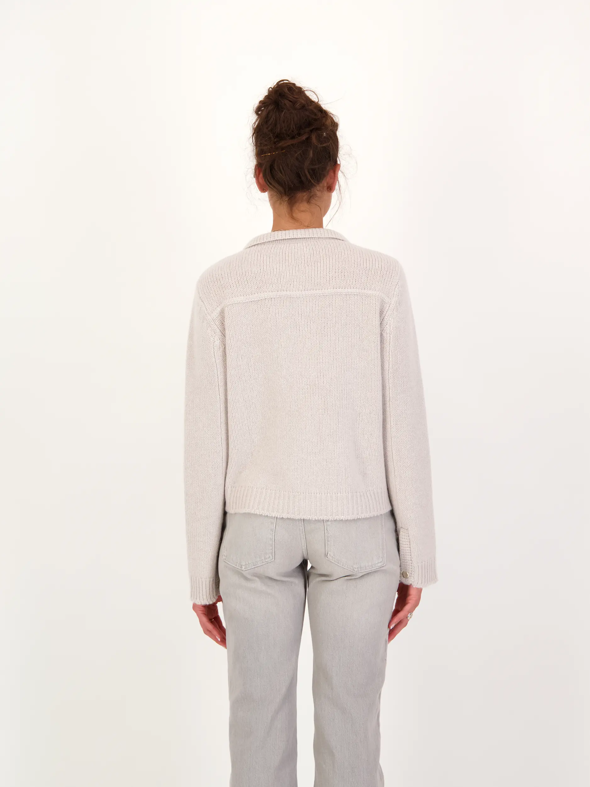Strickjacke aus Kaschmir - Artikel Rückseite getragen von einem Modell - Farbe: Beige