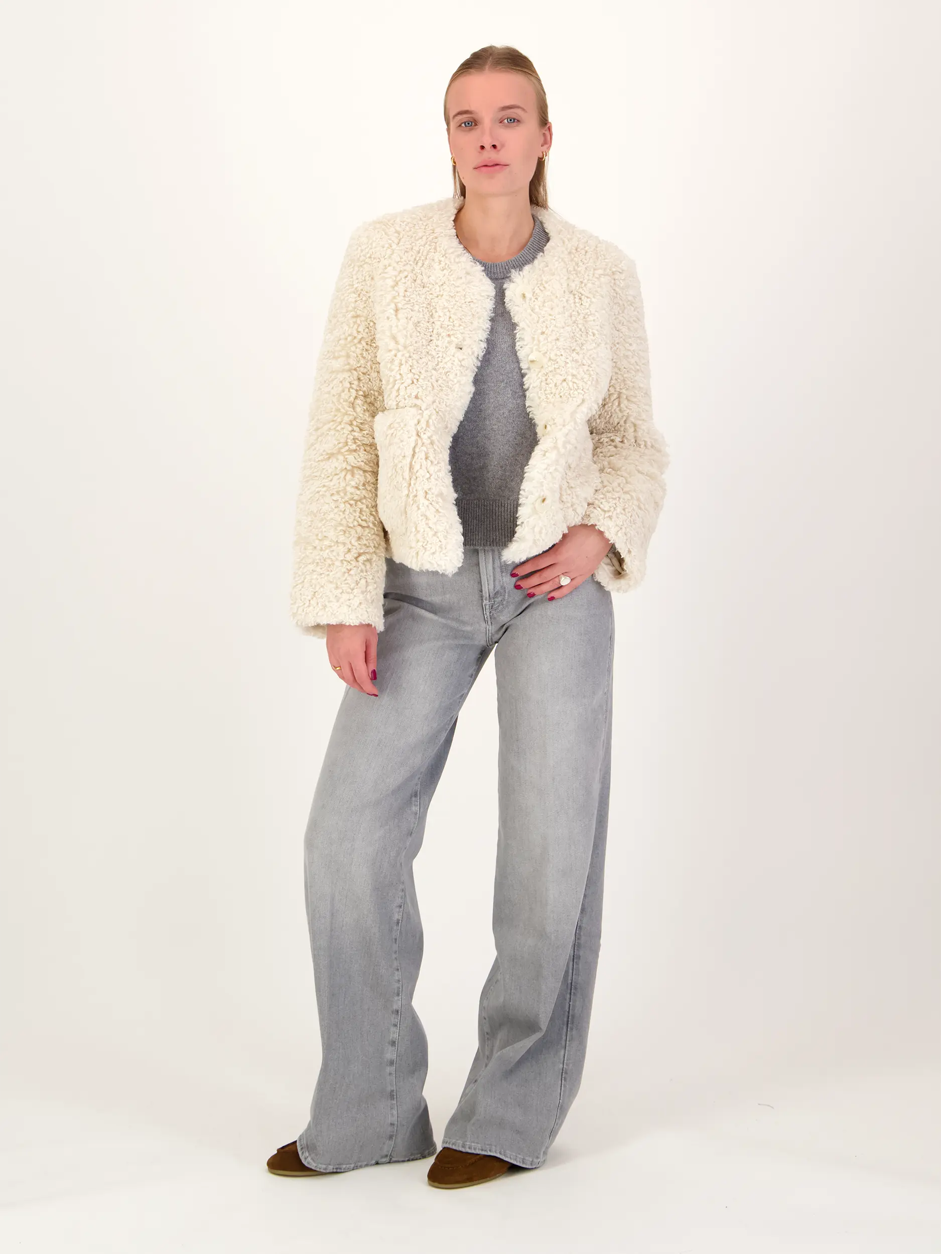Teddyjacke 'Emilia' - Artikel Teil eines Outfits getragen von einem Modell - Farbe: Beige