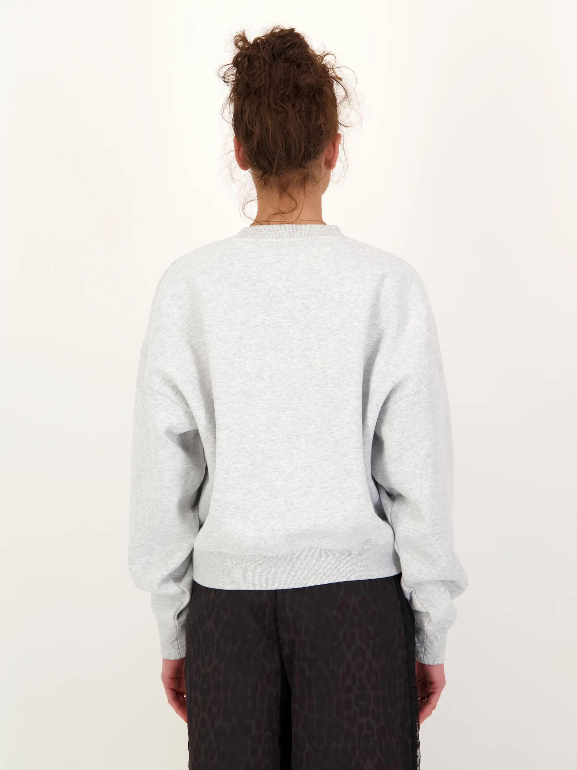 Sweatshirt 'Nina' - Artikel Rückseite getragen von einem Modell - Farbe: Grau