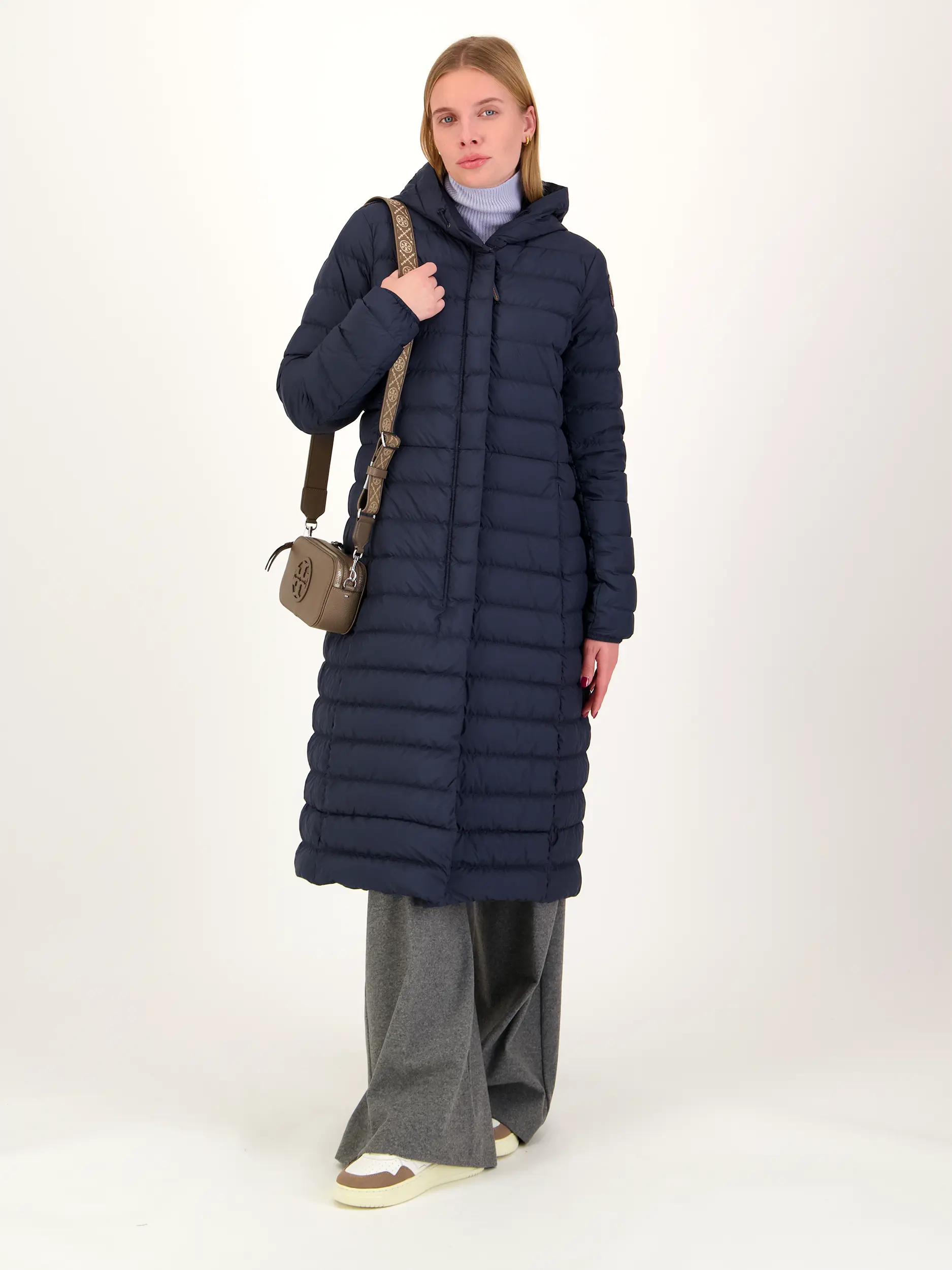 Kurzmantel 'Omega' - Artikel Teil eines Outfits getragen von einem Modell - Farbe: Blau