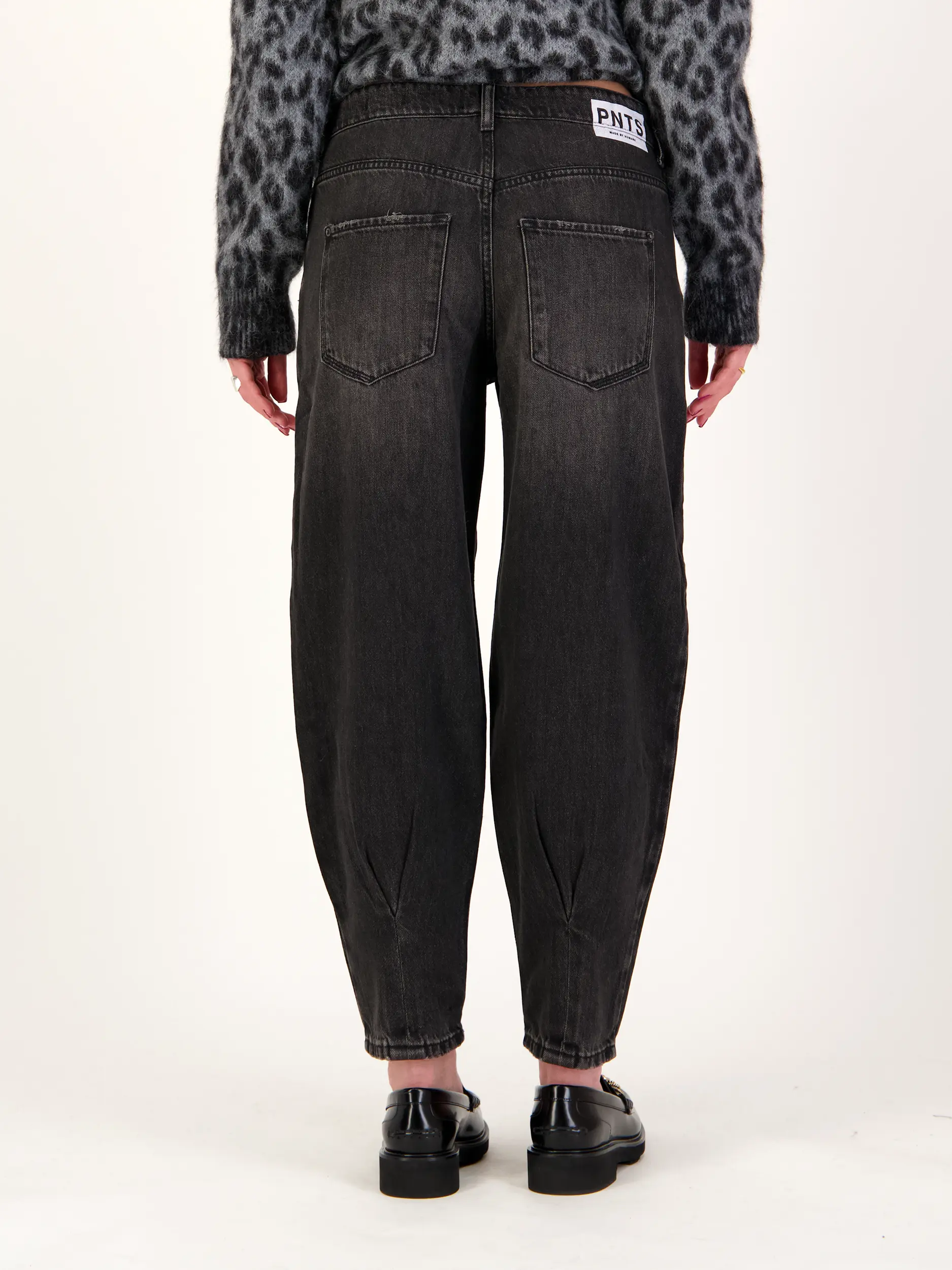 High Rise O-Shape Jeans 'The O Shape' - Artikel Rückseite getragen von einem Modell - Farbe: Grau