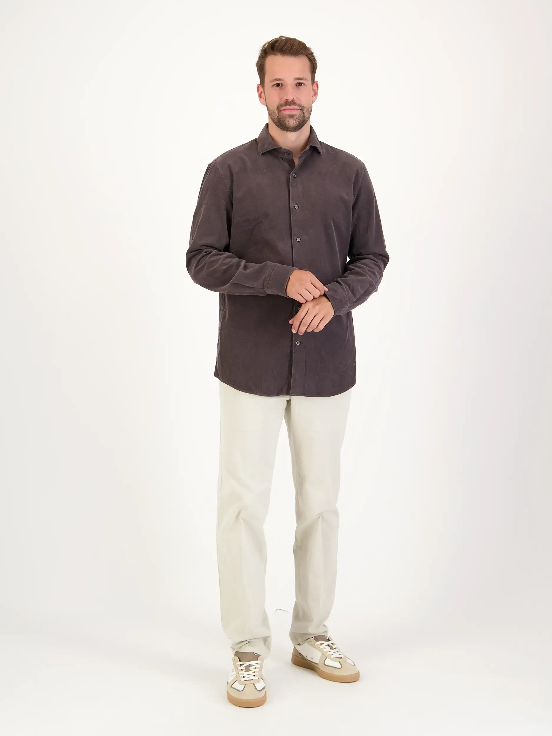 Cordhemd mit Haifischkragen langarm - Artikel Teil eines Outfits getragen von einem Modell - Farbe: Braun