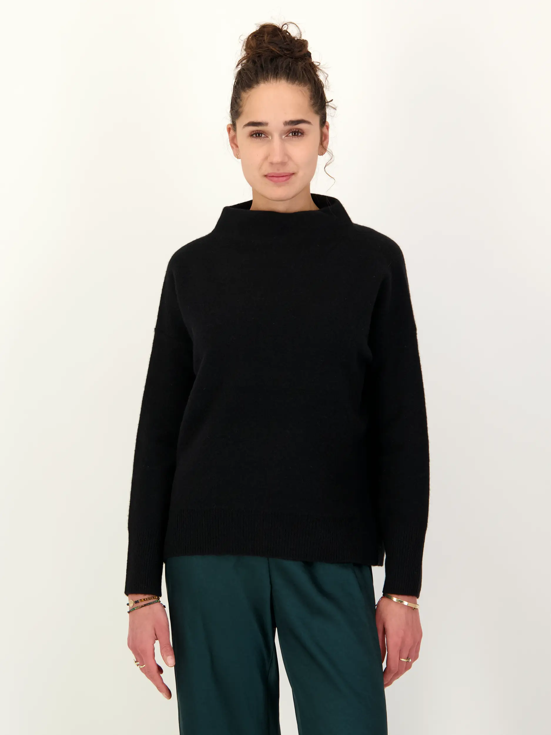 Pullover aus Kaschmir langarm - Artikel Vorderseite getragen von einem Modell - Farbe: Schwarz