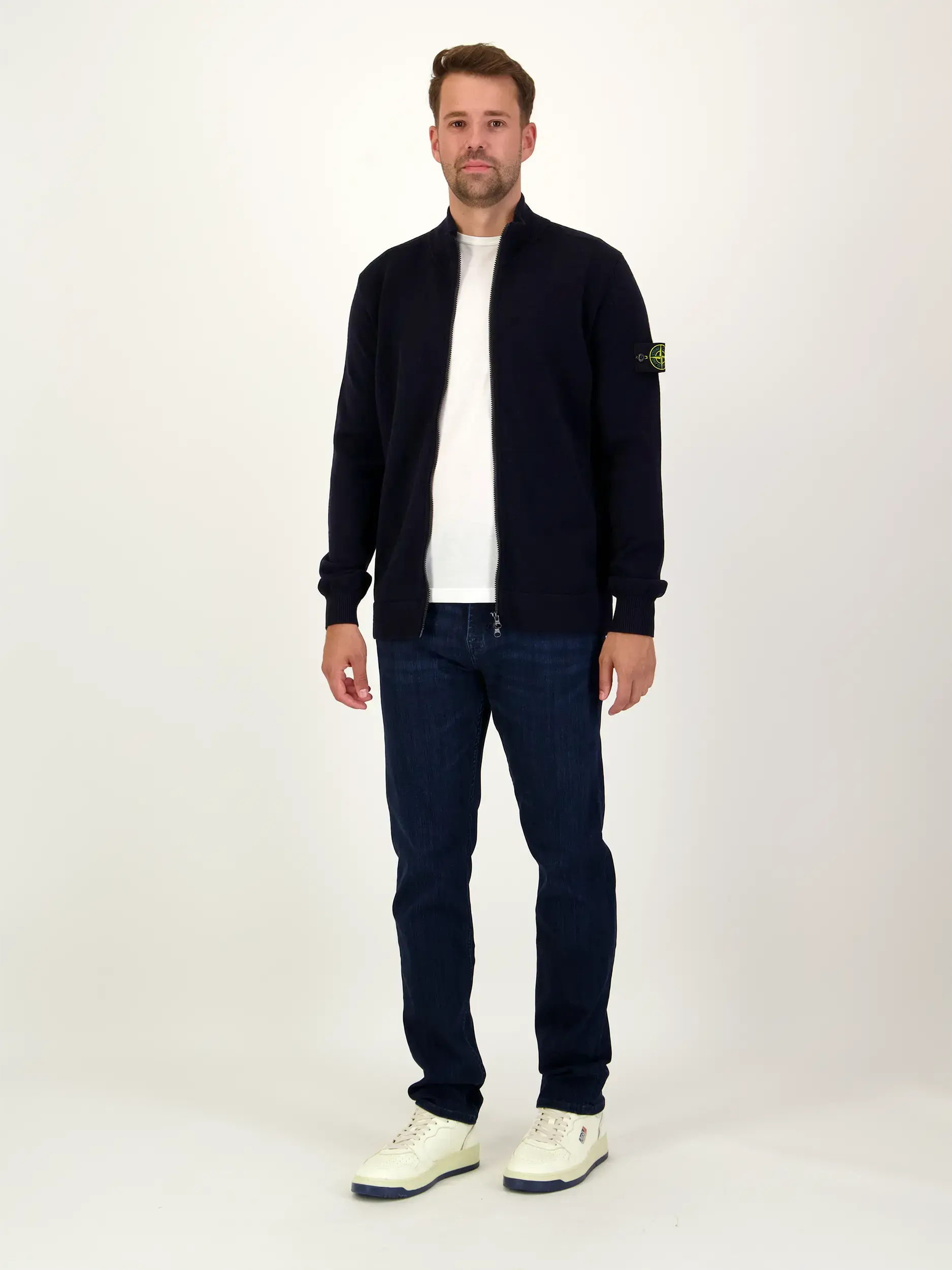Strickjacke - Artikel Teil eines Outfits getragen von einem Modell