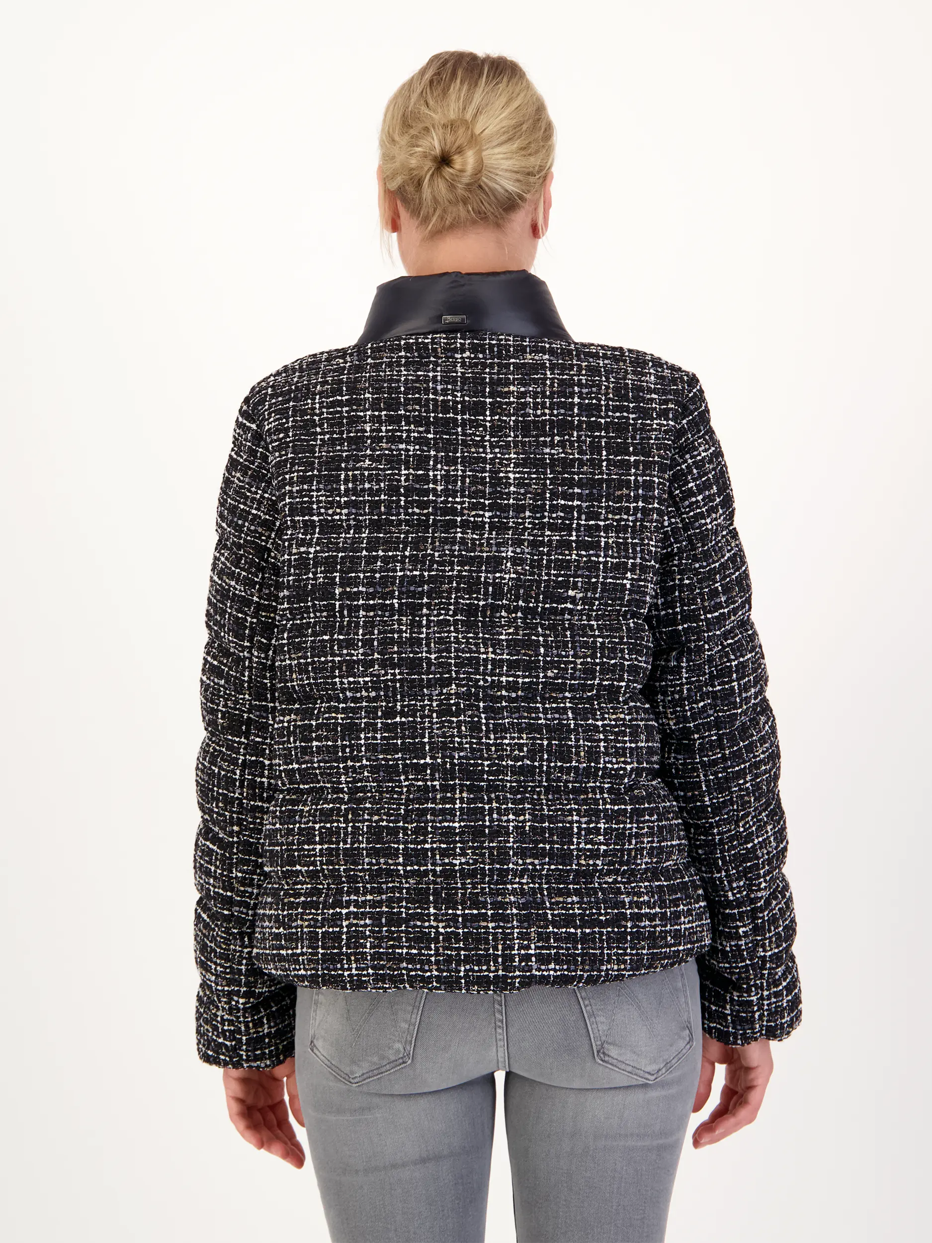 Steppjacke aus Tweed - Artikel Rückseite getragen von einem Modell - Farbe: Schwarz