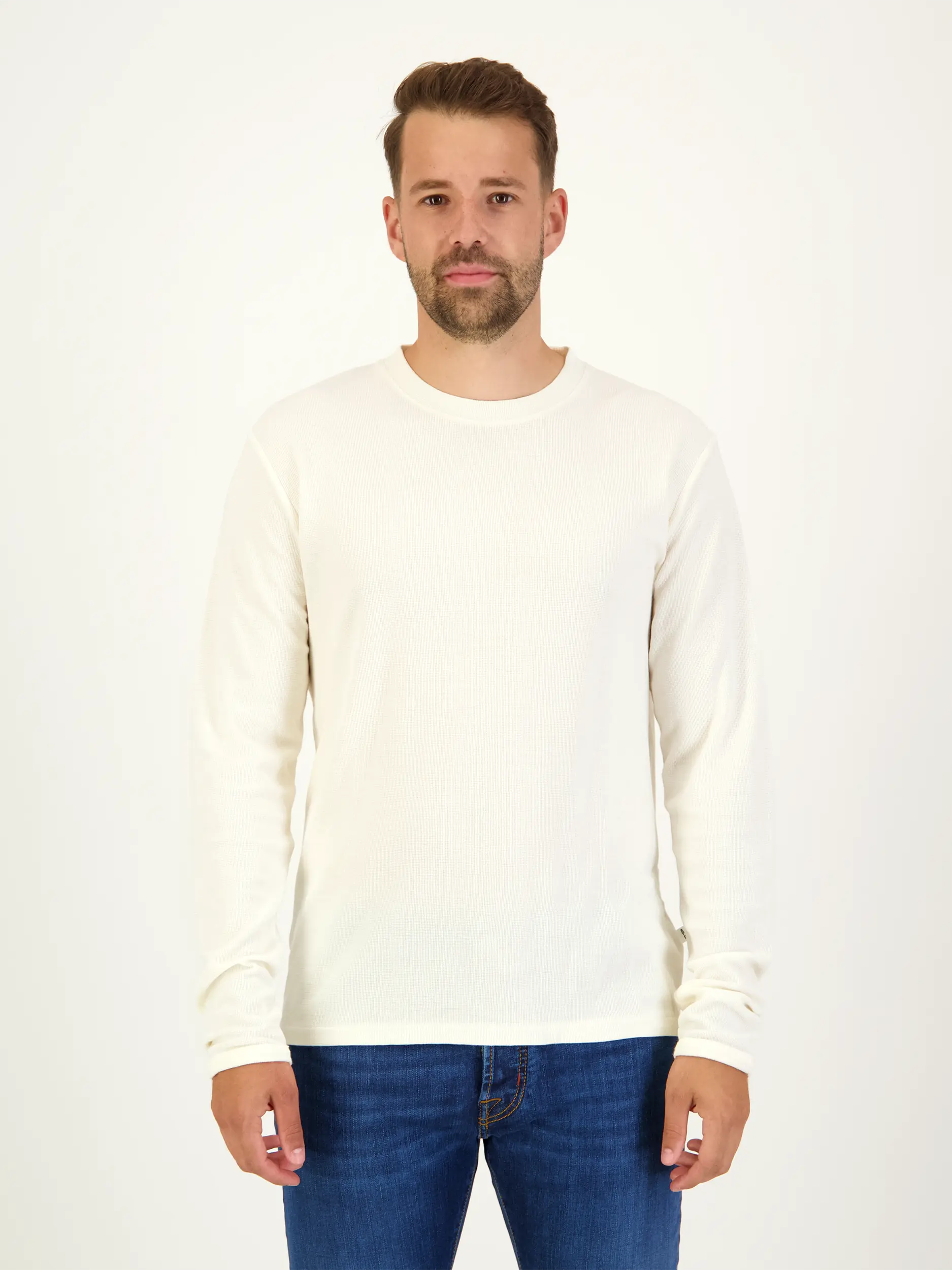 Langarmshirt 'Clive' - Artikel Vorderseite getragen von einem Modell - Farbe: Creme