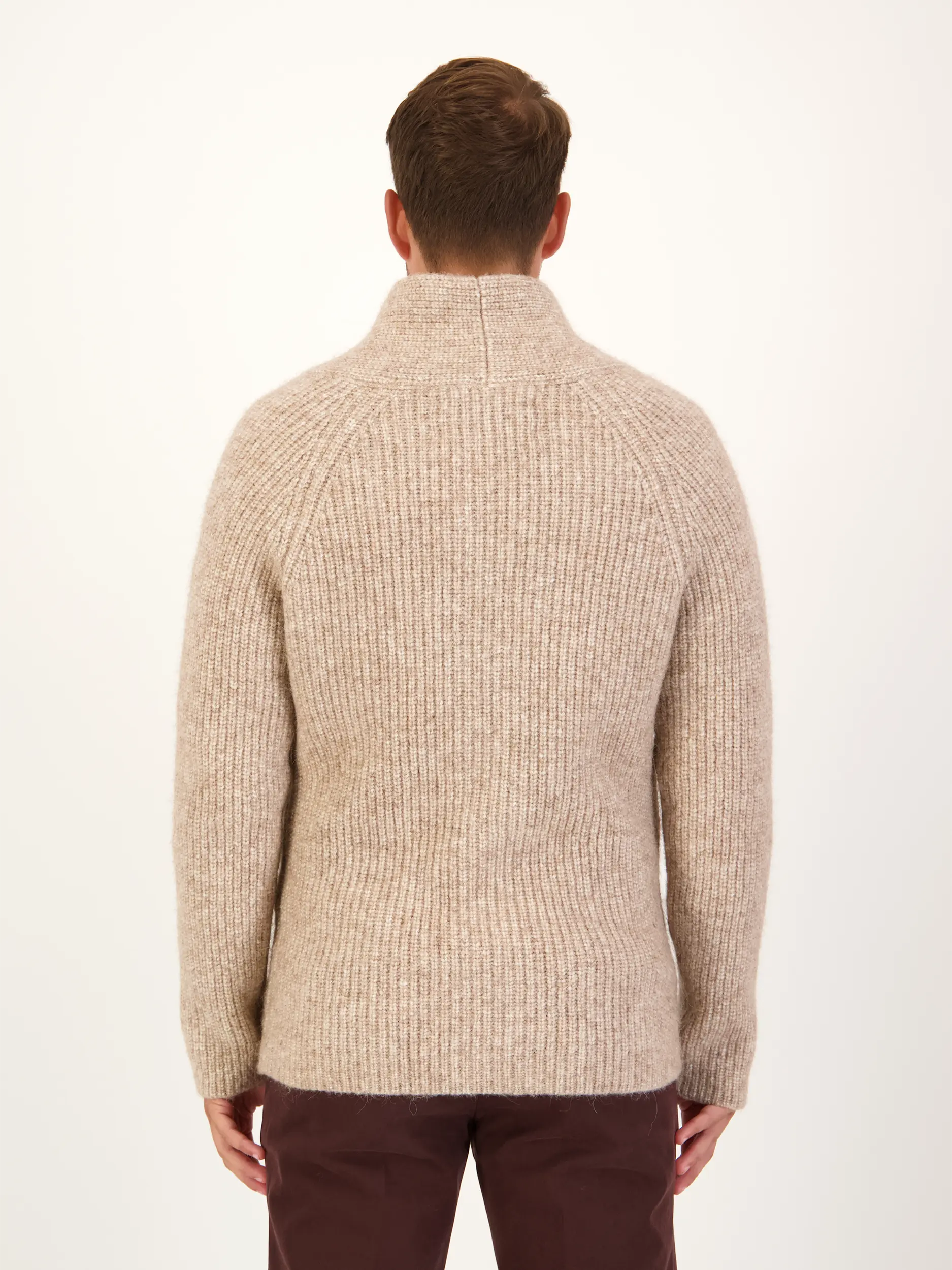 Strickjacke 'Jackson' - Artikel Rückseite getragen von einem Modell - Farbe: Braun