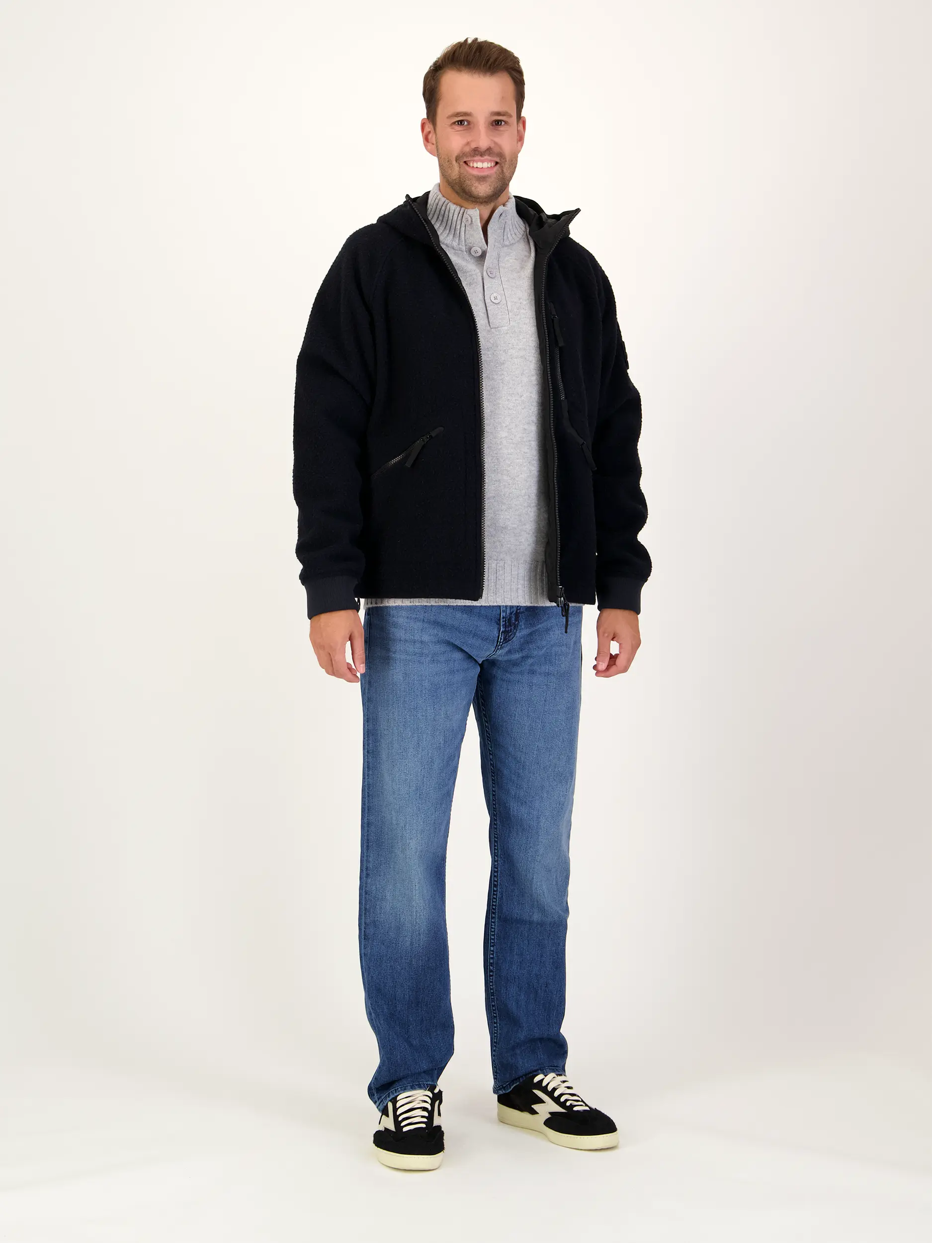 Pullover 'Capua' aus Merinowoll-Mix - Artikel Teil eines Outfits getragen von einem Modell - Farbe: Grau