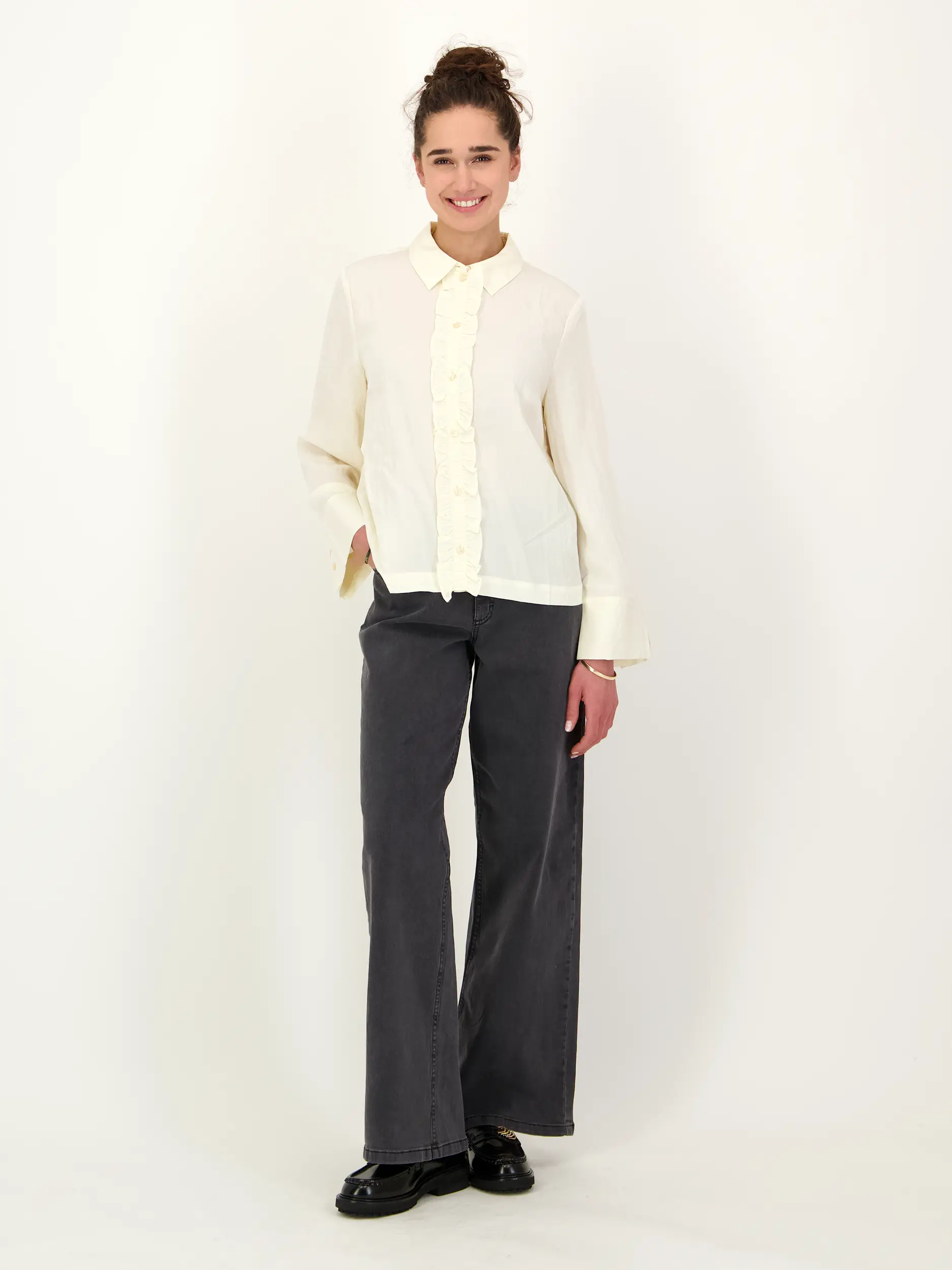 Bluse langarm - Artikel Teil eines Outfits getragen von einem Modell - Farbe: Creme