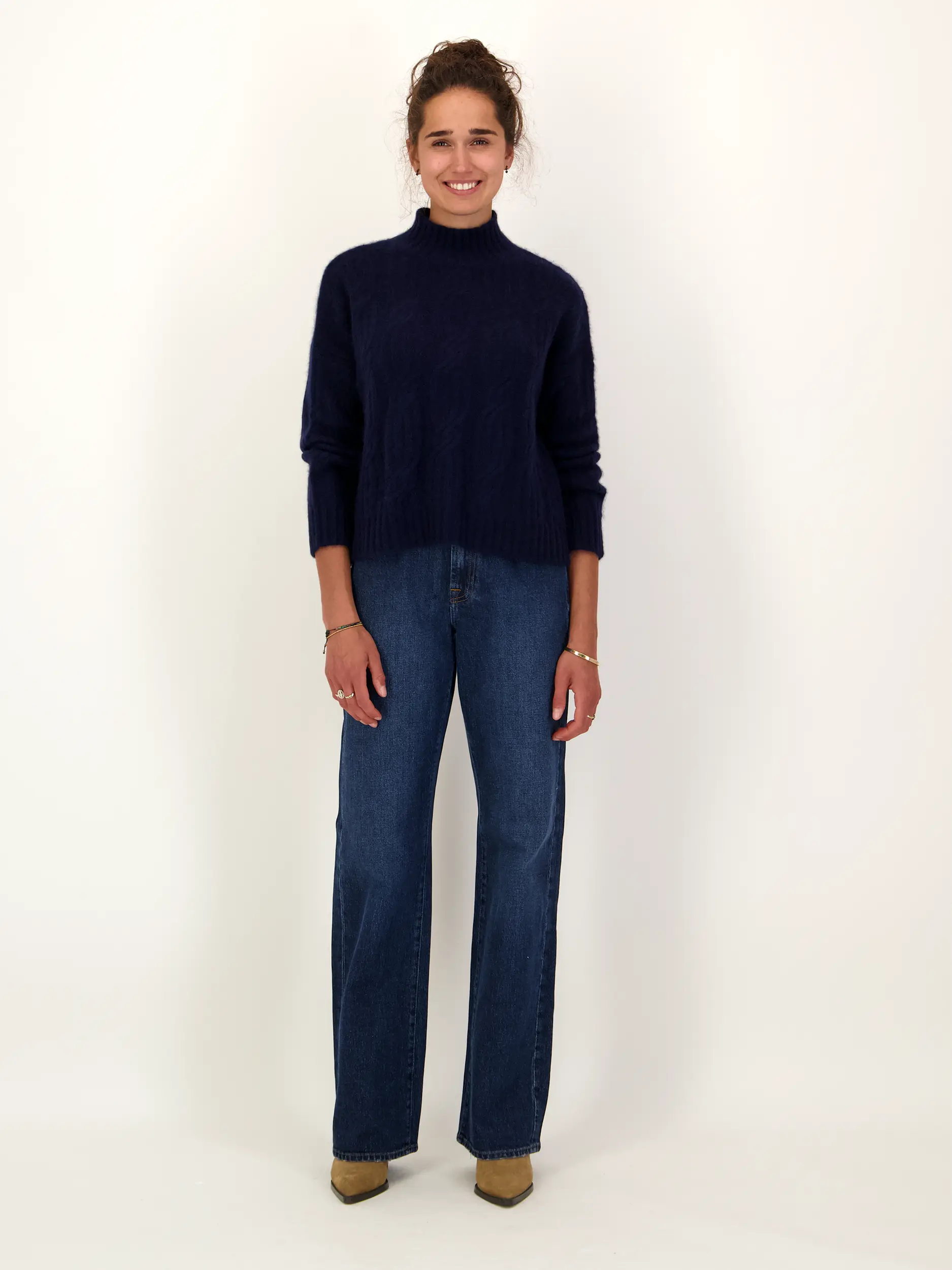 Pullover 'Hever' aus Kaschmir  - Artikel Teil eines Outfits getragen von einem Modell