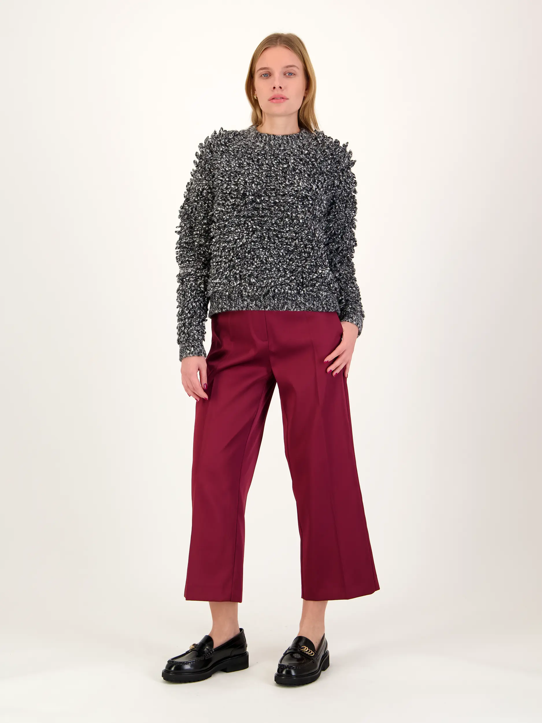 Satinhose  - Artikel Teil eines Outfits getragen von einem Modell - Farbe: Rot