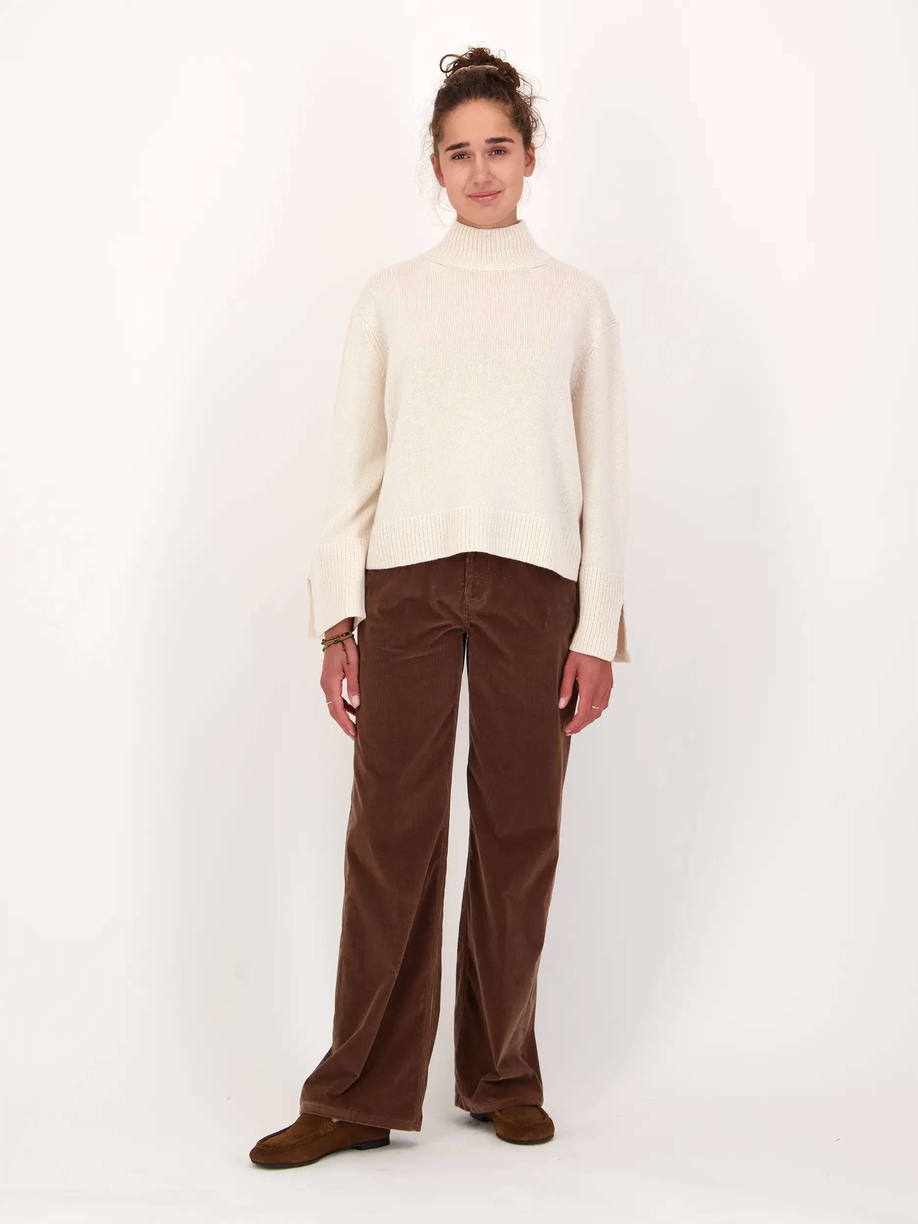 Cordhose 'Jacklyn' - Artikel Teil eines Outfits getragen von einem Modell - Farbe: Braun