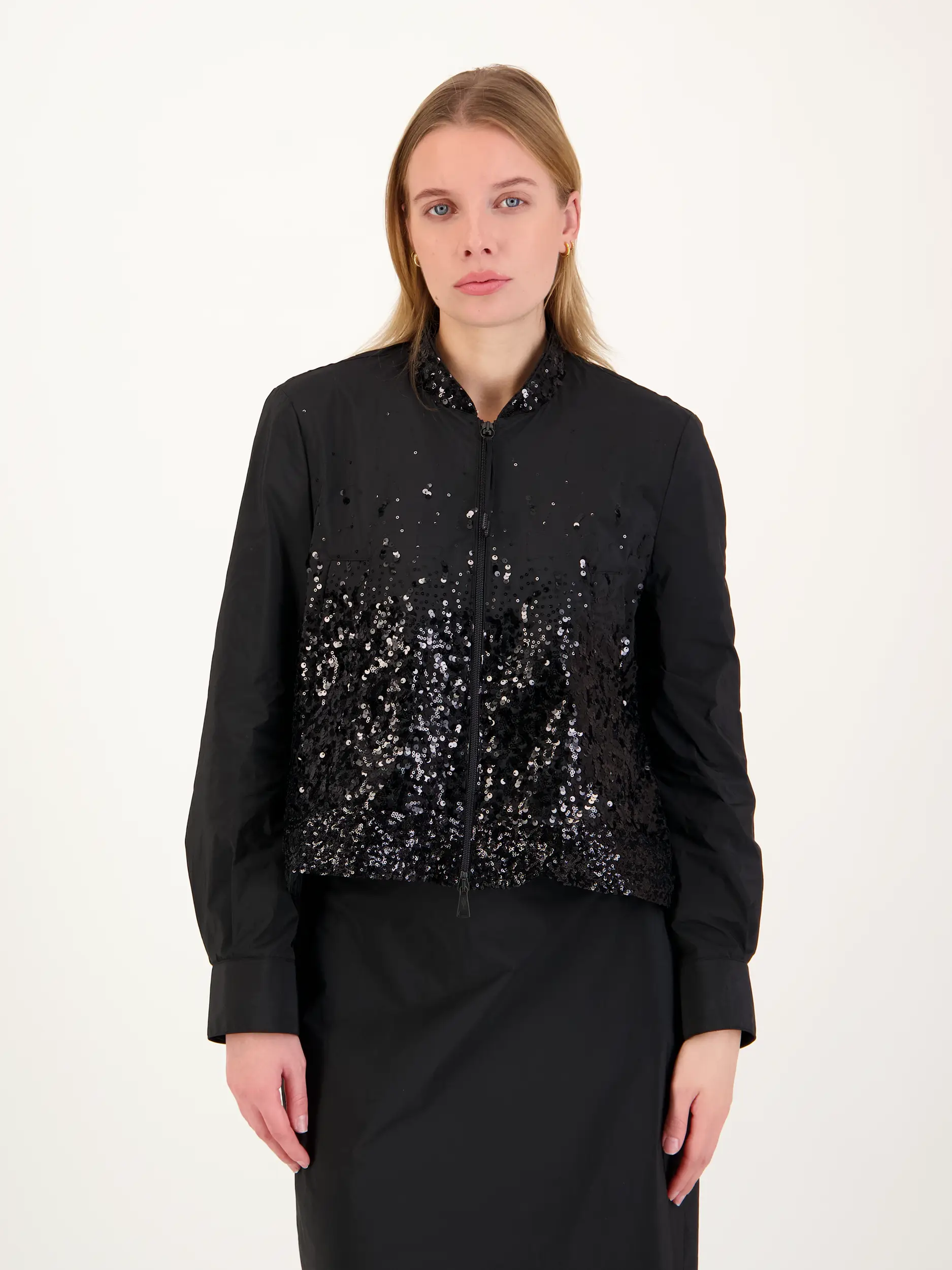 Jacke mit Pailletten - Artikel Vorderseite getragen von einem Modell - Farbe: Schwarz