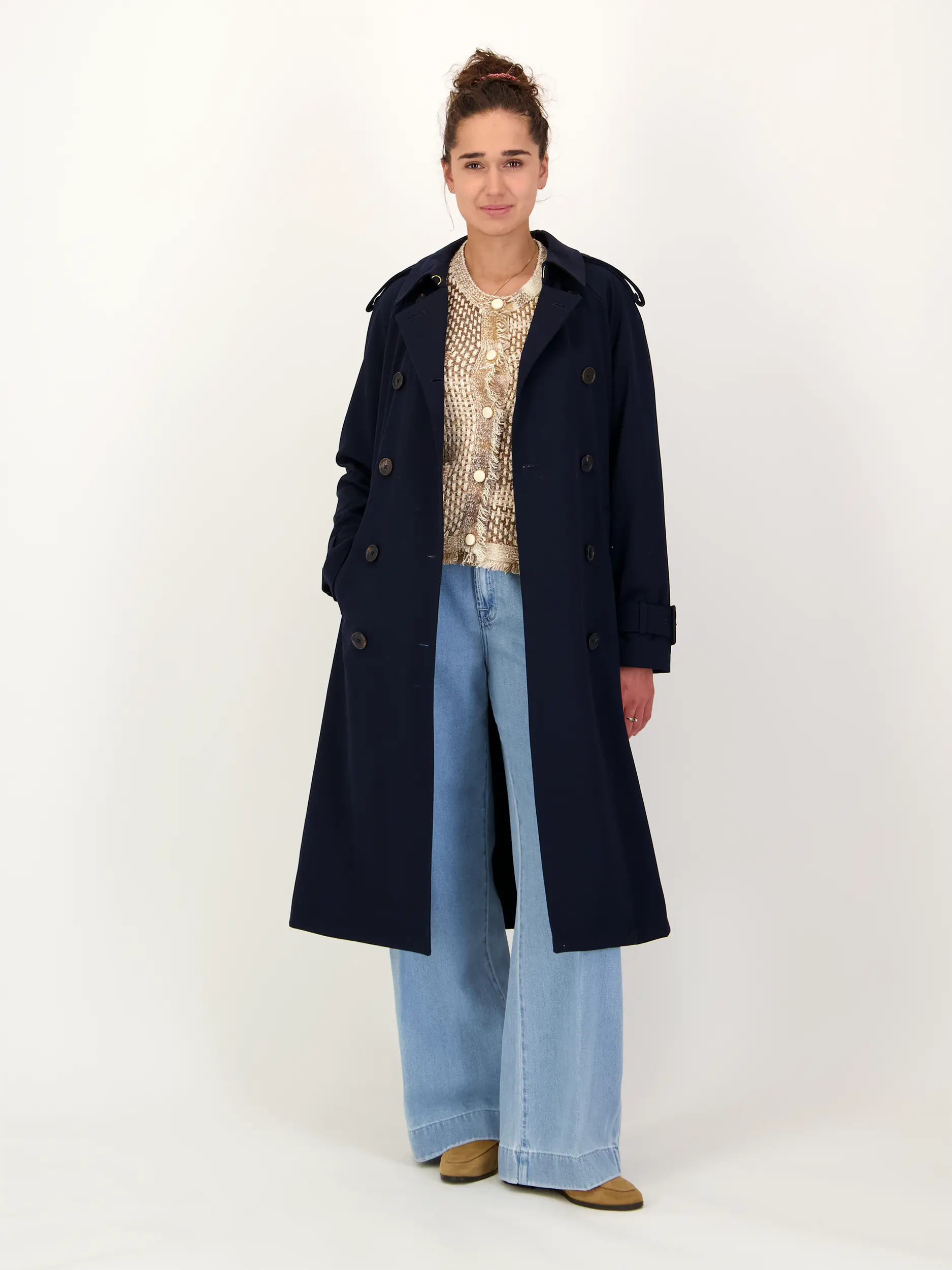 Mantel 'Conneley Dickey Trench' - Artikel Teil eines Outfits getragen von einem Modell - Farbe: Blau