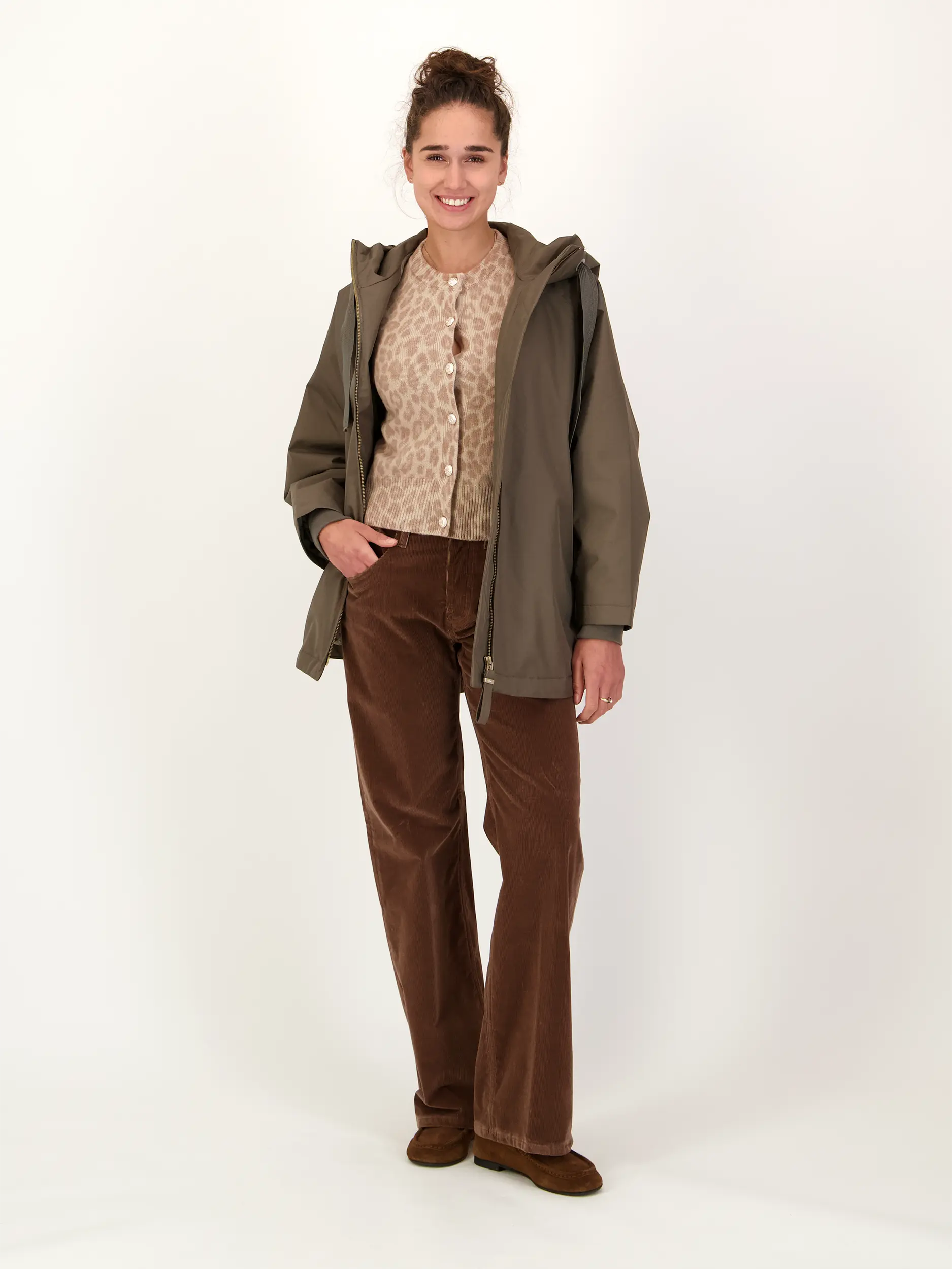 Strickjacke 'Leocardigan' aus Wolle mit Leo-Print - Artikel Teil eines Outfits getragen von einem Modell - Farbe: Beige