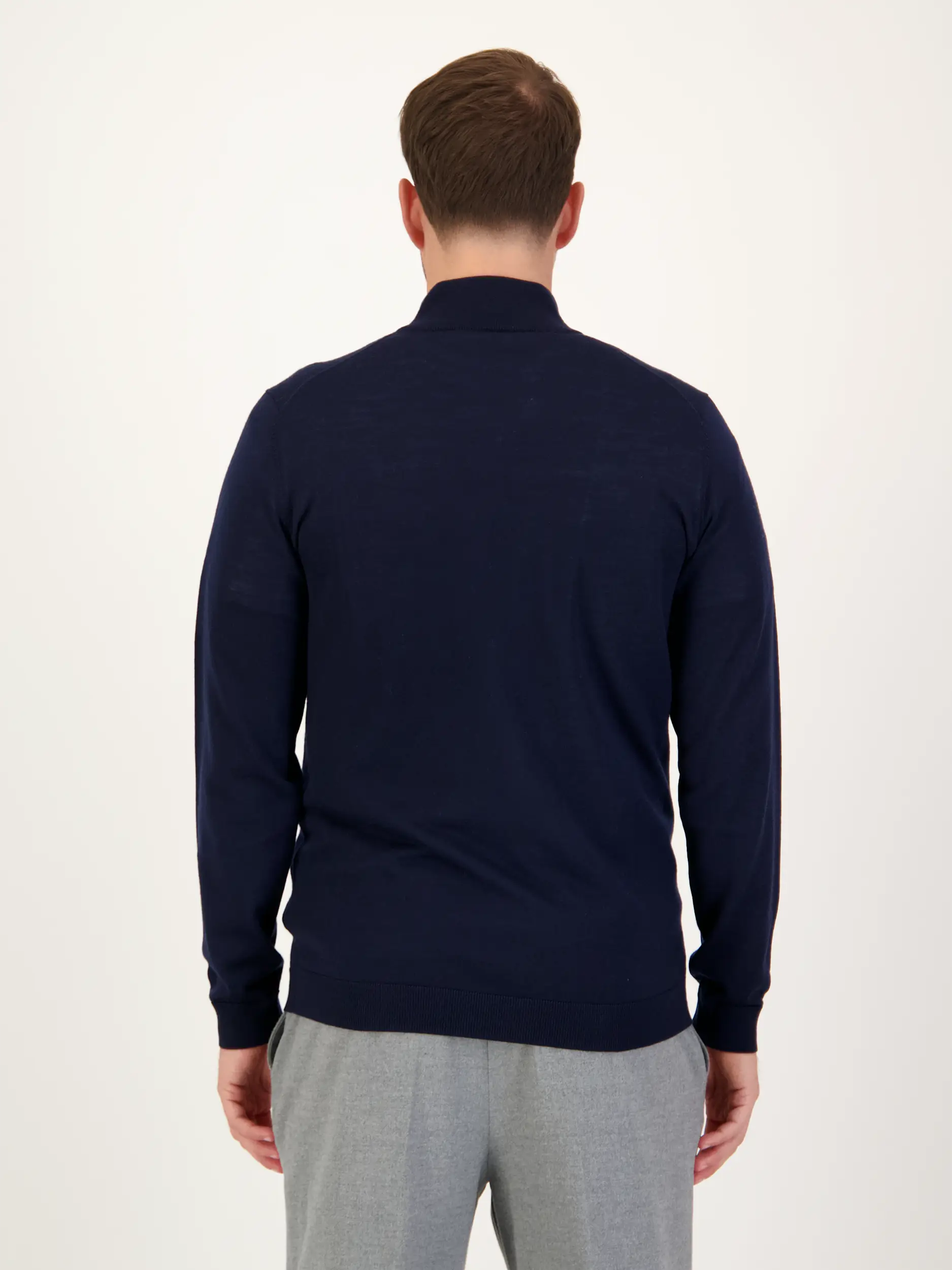 Strickjacke 'Capri' aus Merinowolle - Artikel Rückseite getragen von einem Modell - Farbe: Blau