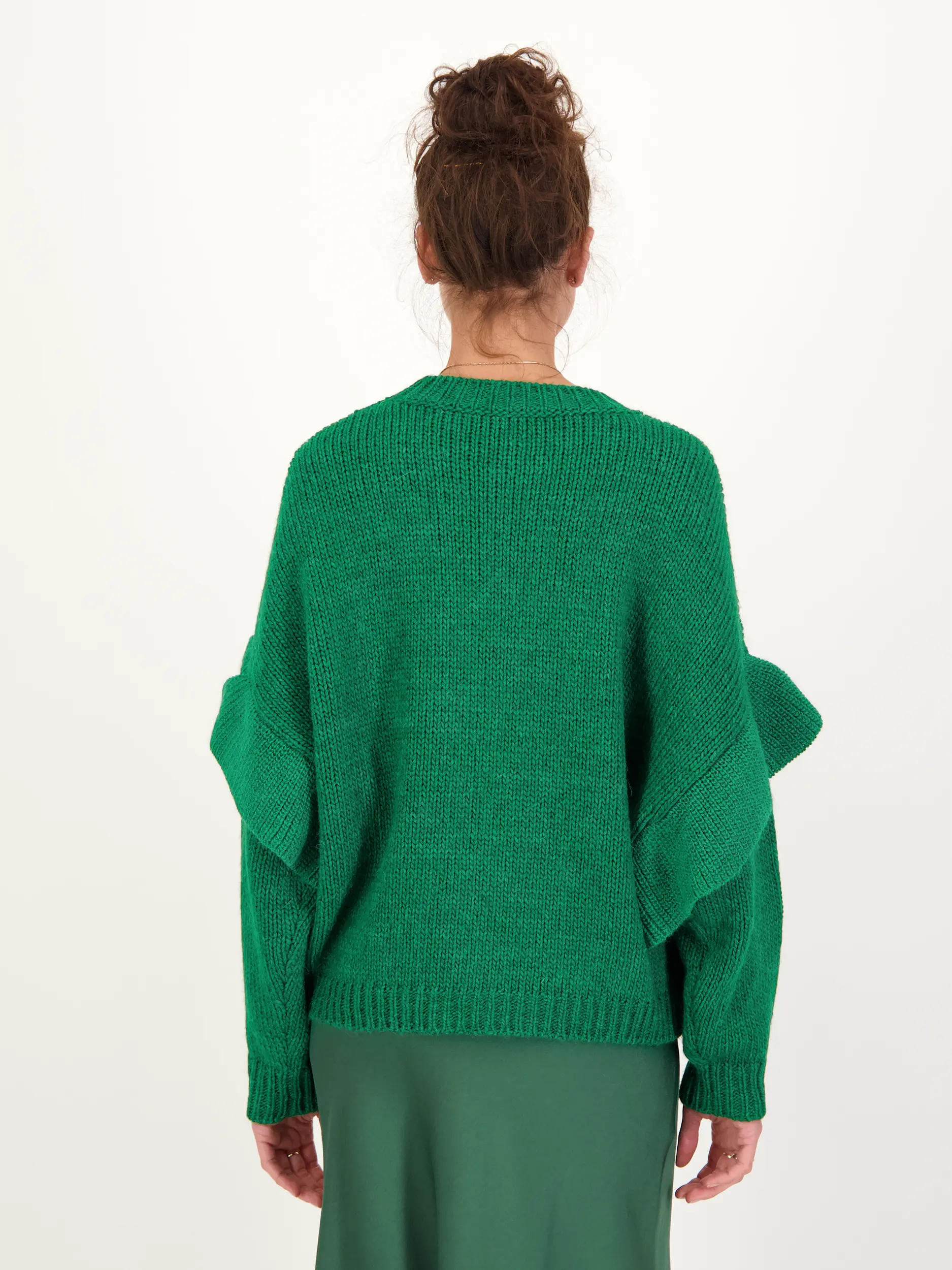 Pullover 'Ijune' aus Wolle langarm - Artikel Rückseite getragen von einem Modell - Farbe: Grün