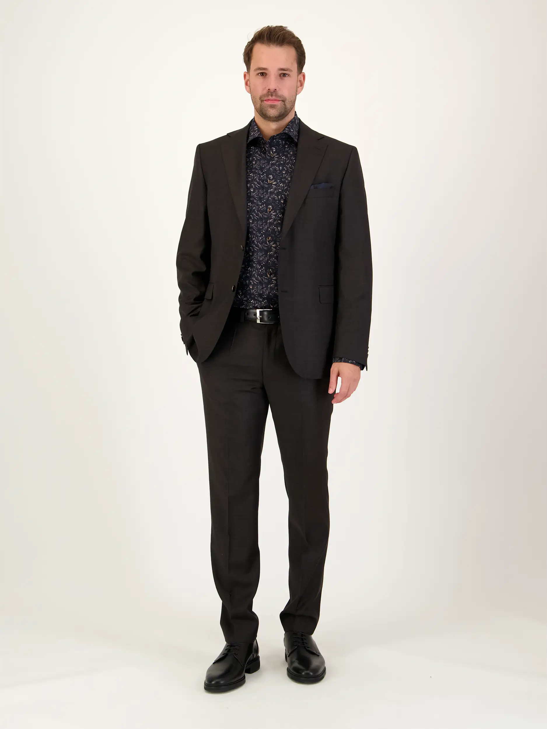 Sakko aus Wolle - Artikel Teil eines Outfits getragen von einem Modell - Farbe: Braun