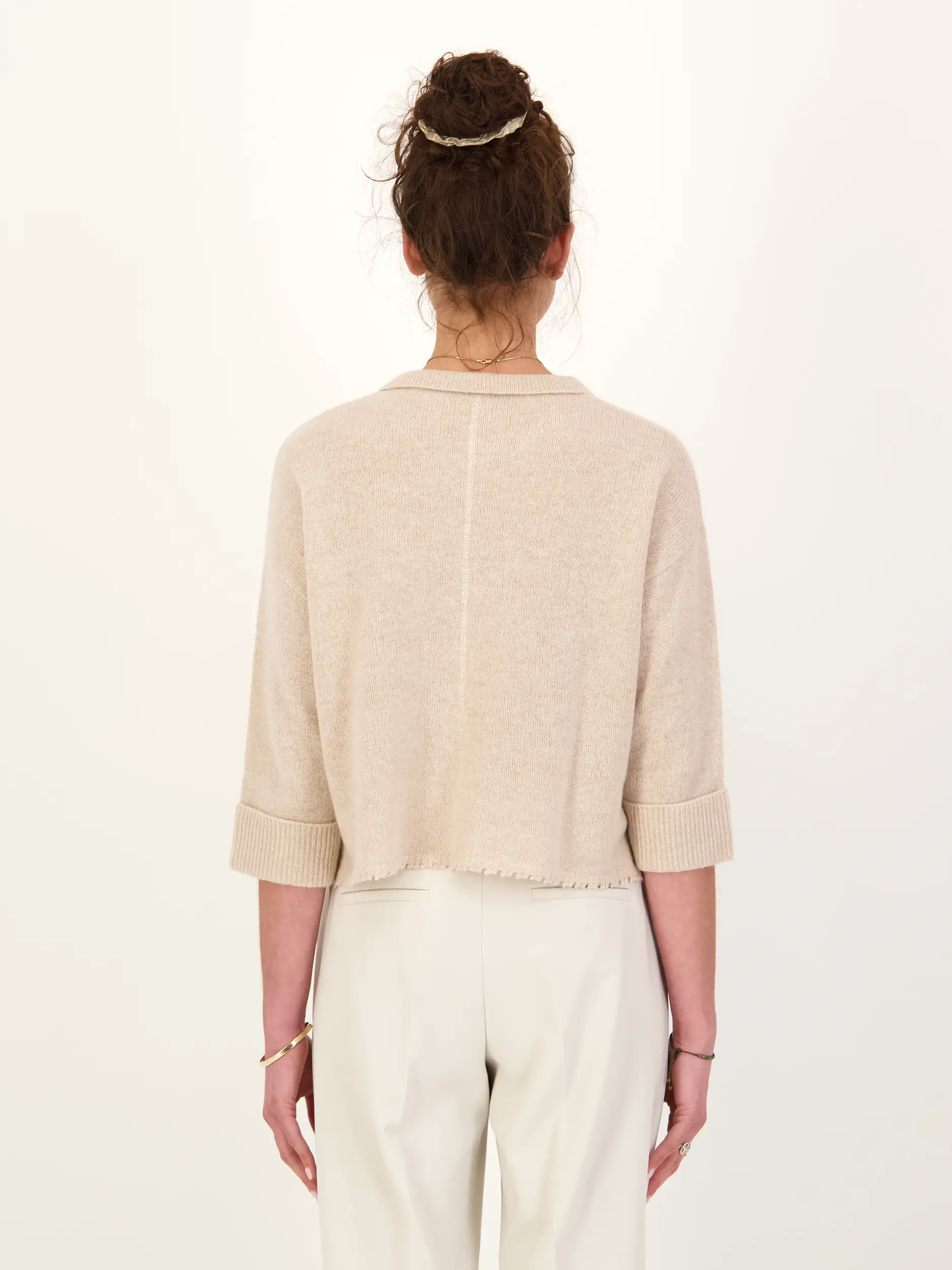 Strickjacke aus Kaschmir Mix - Artikel Rückseite getragen von einem Modell - Farbe: Braun