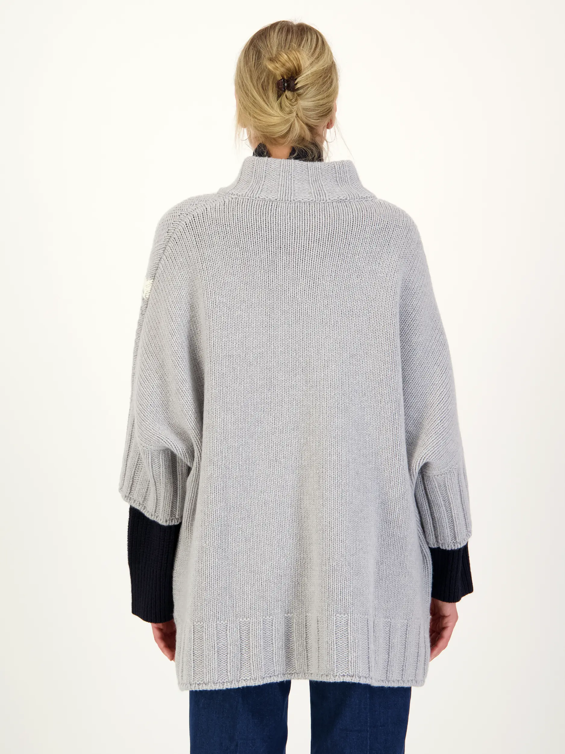 Strickjacke aus Wolle 3/4-Arm - Artikel Rückseite getragen von einem Modell