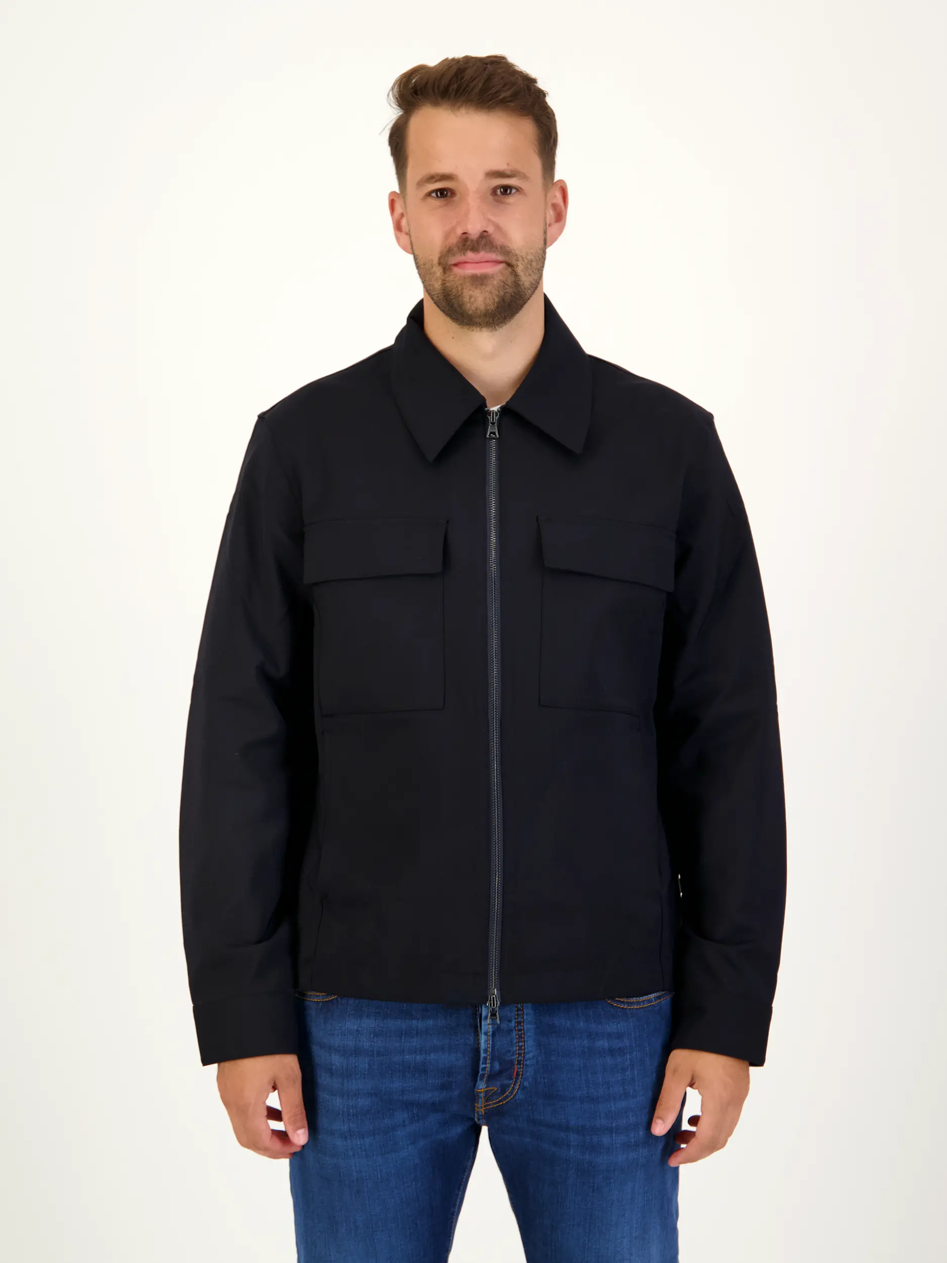 Overshirt 'Alban' - Artikel Vorderseite getragen von einem Modell - Farbe: Blau