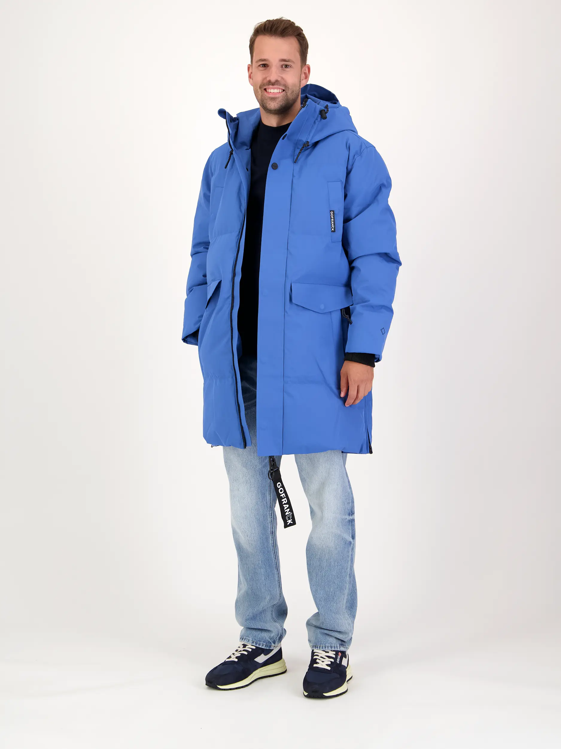 Kurzmantel 'Climate' - Artikel Teil eines Outfits getragen von einem Modell - Farbe: Blau