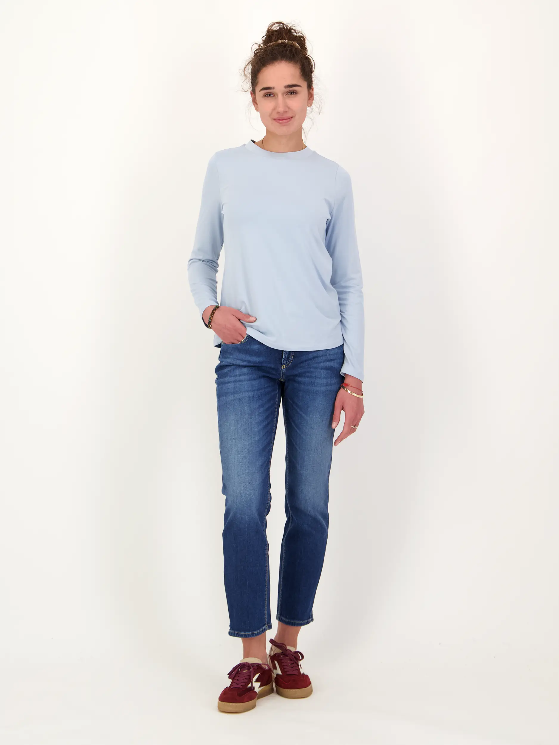 Langarmshirt 'Alexi' - Artikel Teil eines Outfits getragen von einem Modell - Farbe: Blau