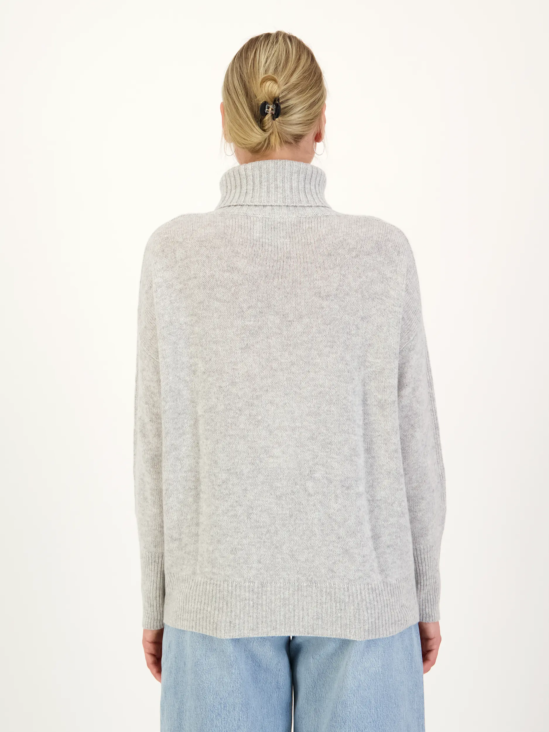 Rollkragenpullover aus Kaschmir langarm - Artikel Rückseite getragen von einem Modell - Farbe: Grau