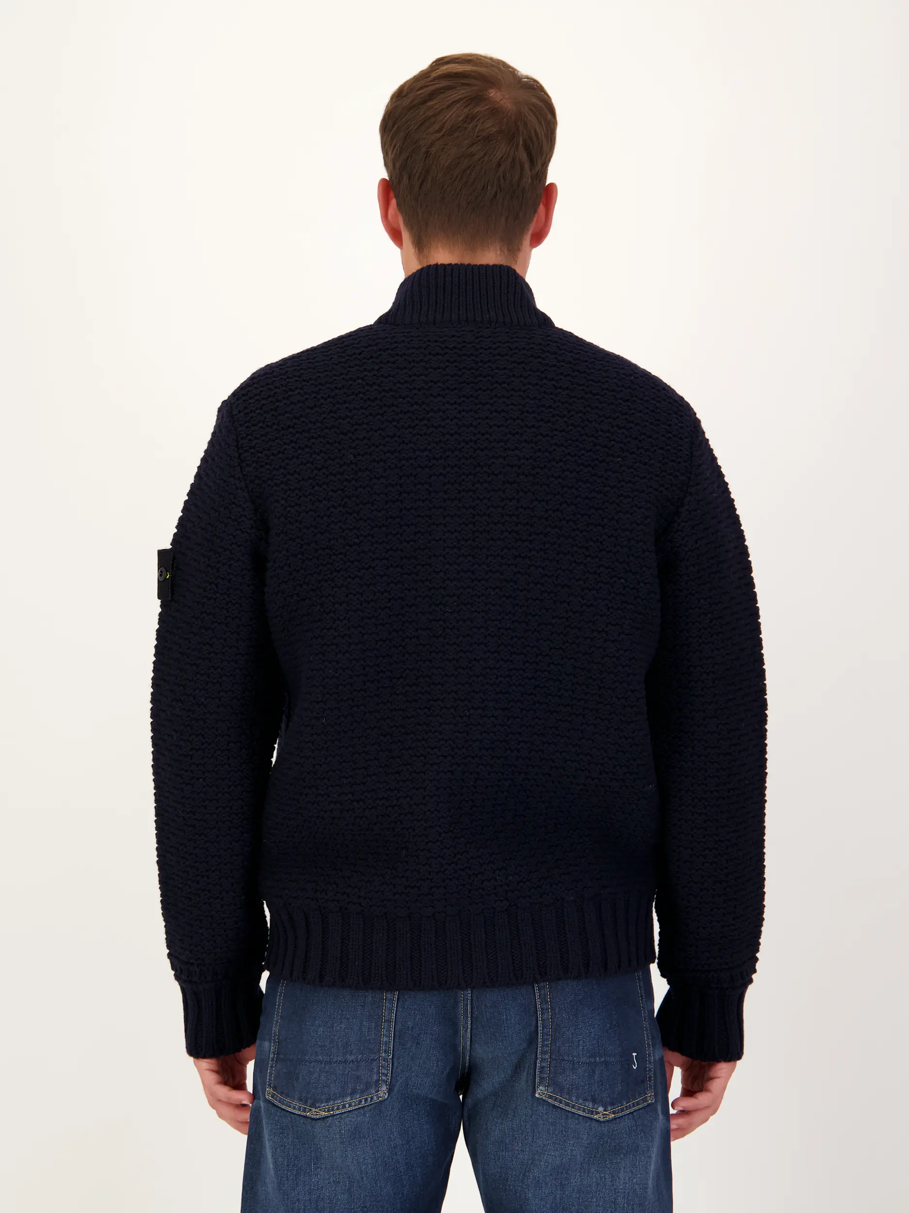 Strickjacke aus Schurwolle - Artikel Rückseite getragen von einem Modell - Farbe: Blau