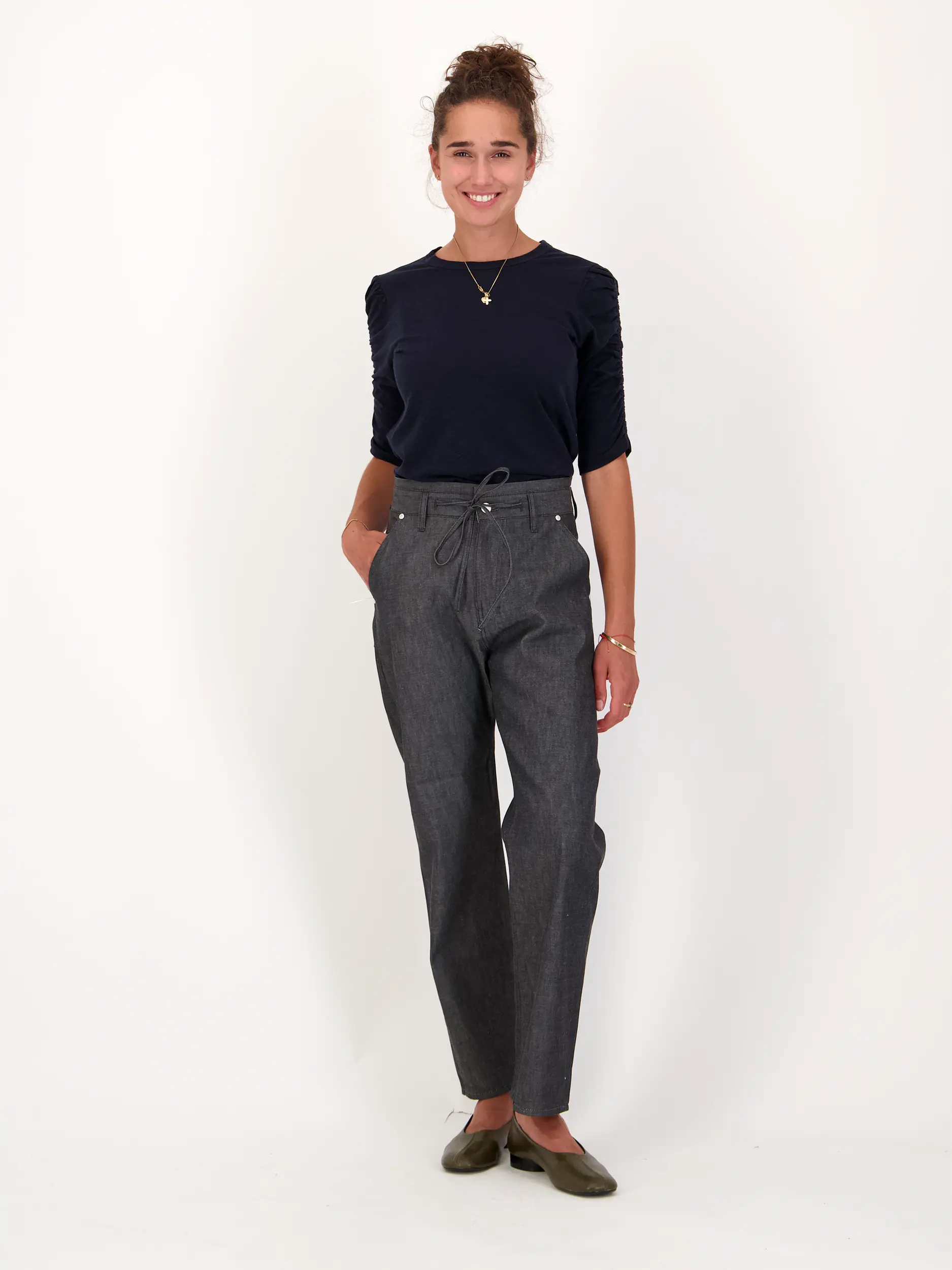 Hose 'Lou Denim' - Artikel Teil eines Outfits getragen von einem Modell - Farbe: Grau
