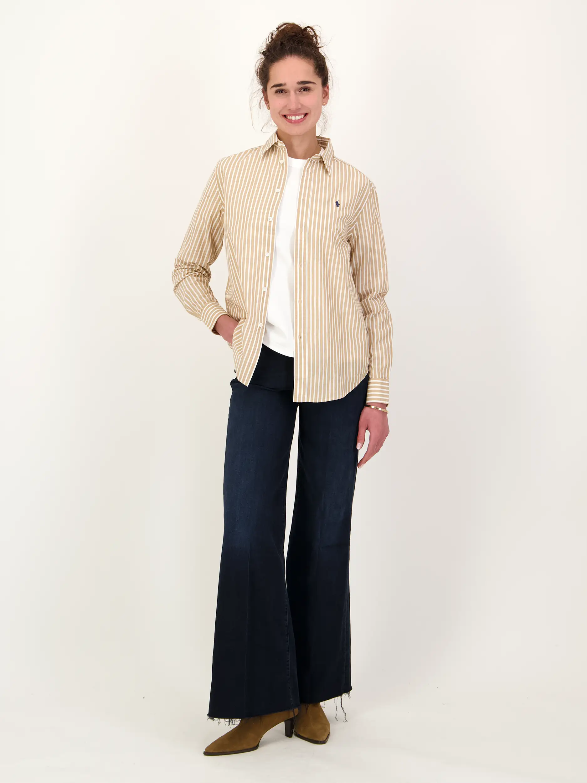 gestreifte Bluse aus Leinen langarm - Artikel Teil eines Outfits getragen von einem Modell - Farbe: Braun