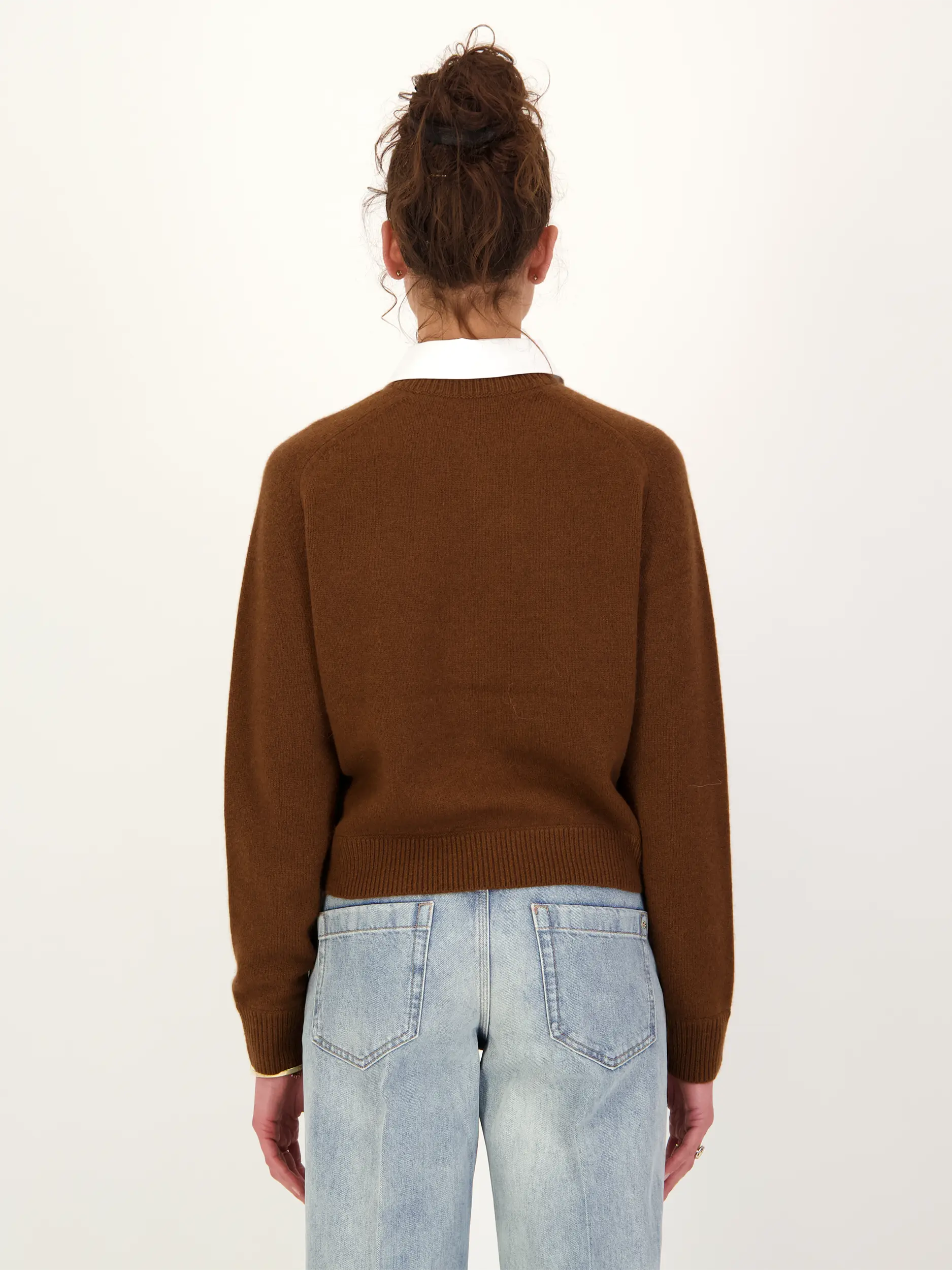 Strickjacke 'Elegant Statements' aus Wolle - Artikel Rückseite getragen von einem Modell - Farbe: Braun