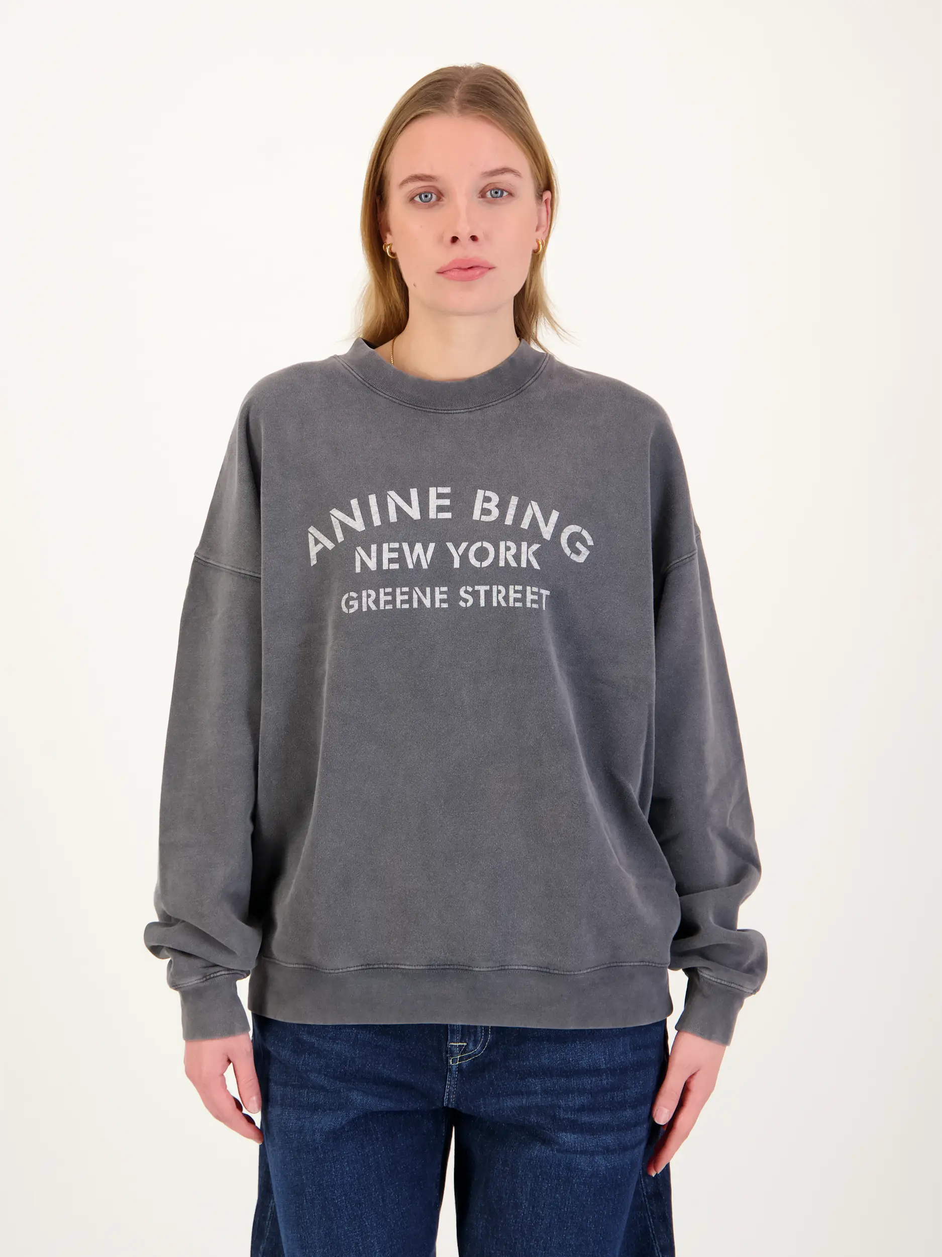 Sweatshirt 'Miles' mit Logo-Print - Artikel Vorderseite getragen von einem Modell - Farbe: Grau Sweatshirt 'Miles' mit Logo-Print - Artikel Vorderseite getragen von einem Modell - Farbe: Grau